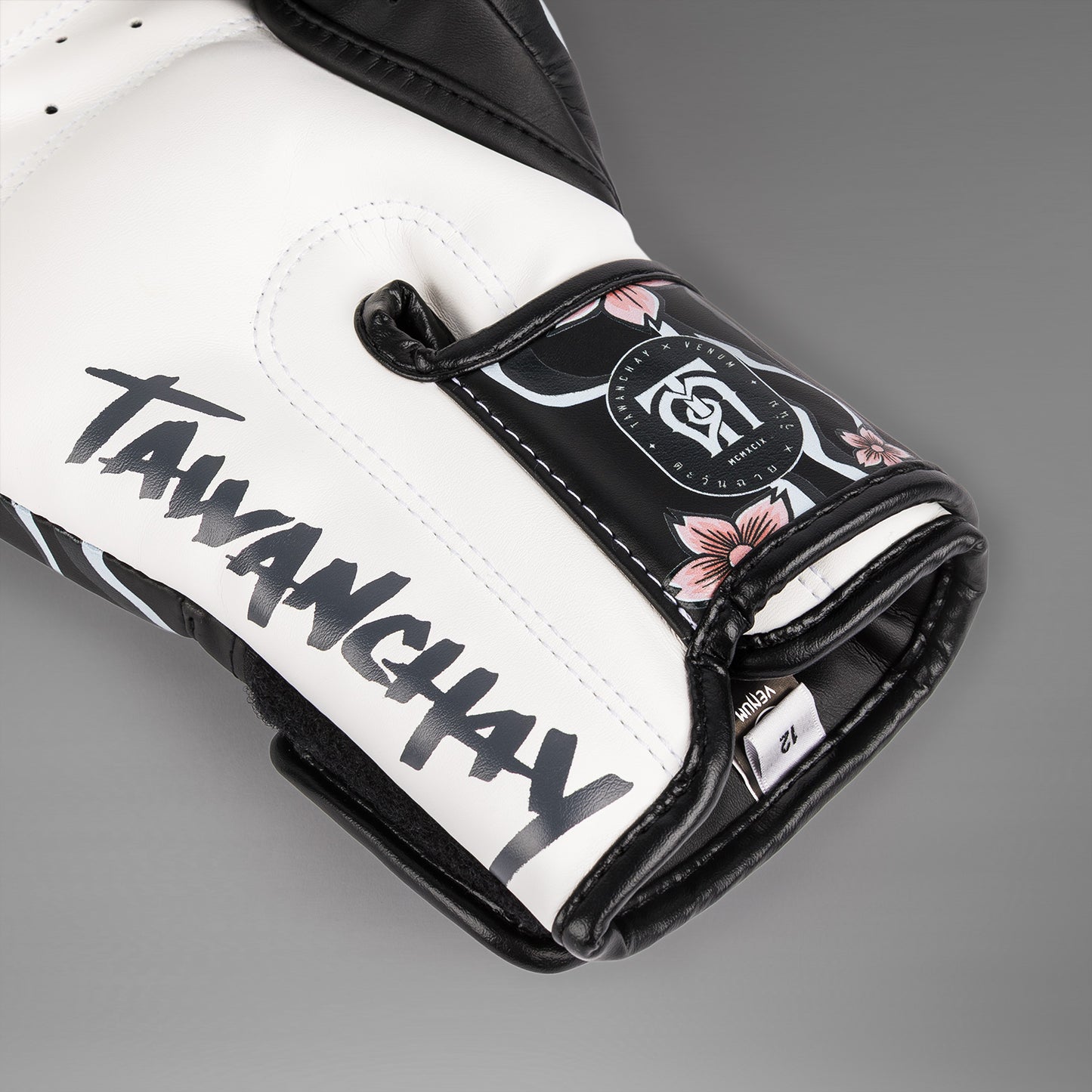 Venum X Tawanchay Boxhandschuhe – Schwarz/Weiß