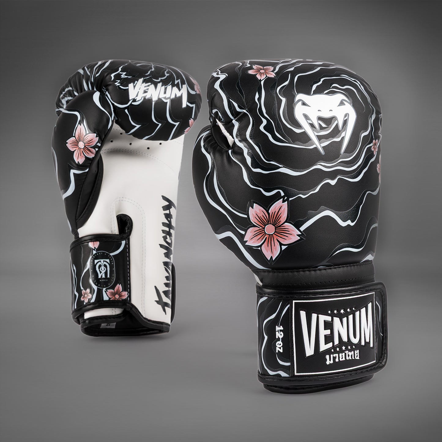 Venum X Tawanchay Boxhandschuhe – Schwarz/Weiß