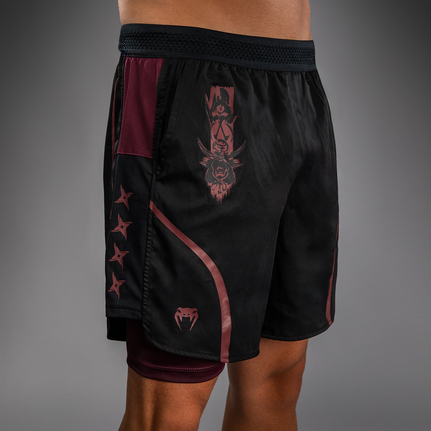 Venum x Assassin’s Creed Shadows Herren Trainingsshorts - Burgunder/Schwarz