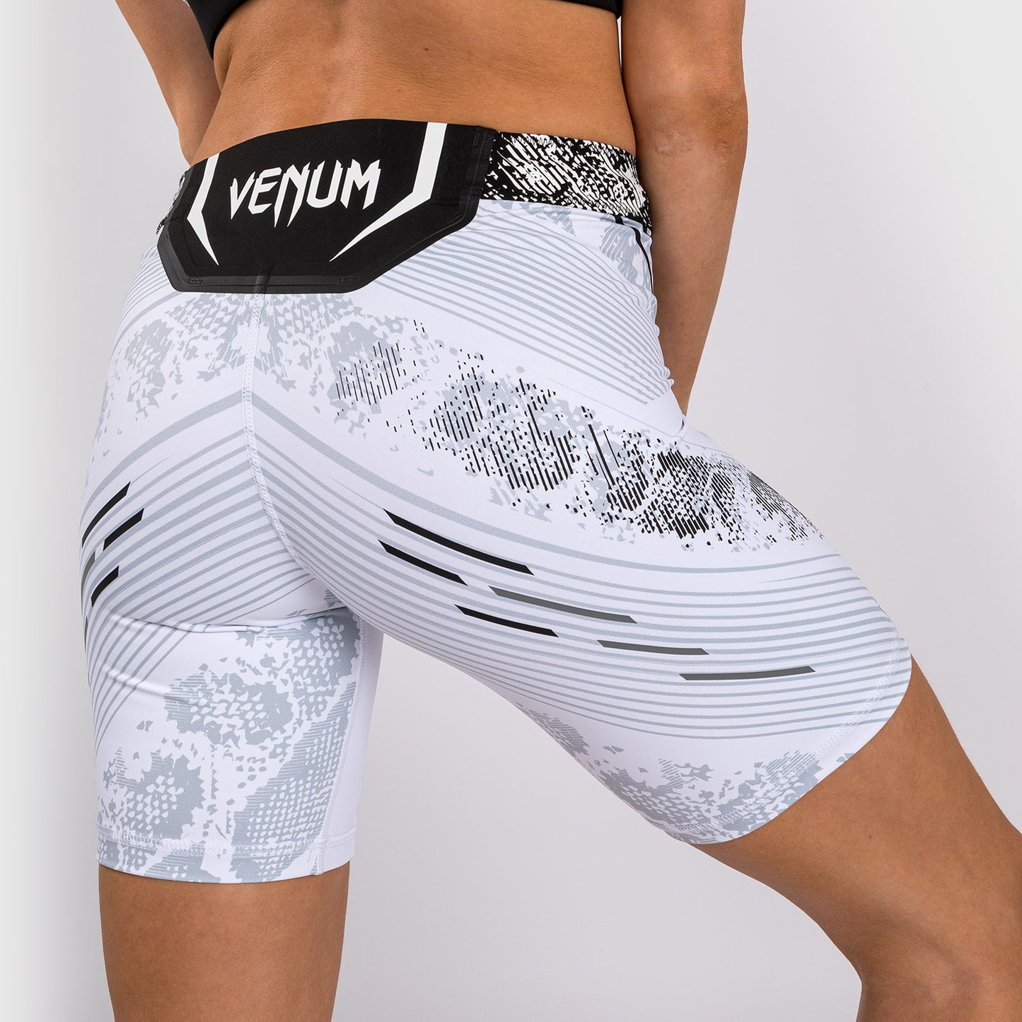 UFC Adrenaline by Venum Authentic Fight Night Vale Tudo Short für Frauen - Lange Passform - Weiß