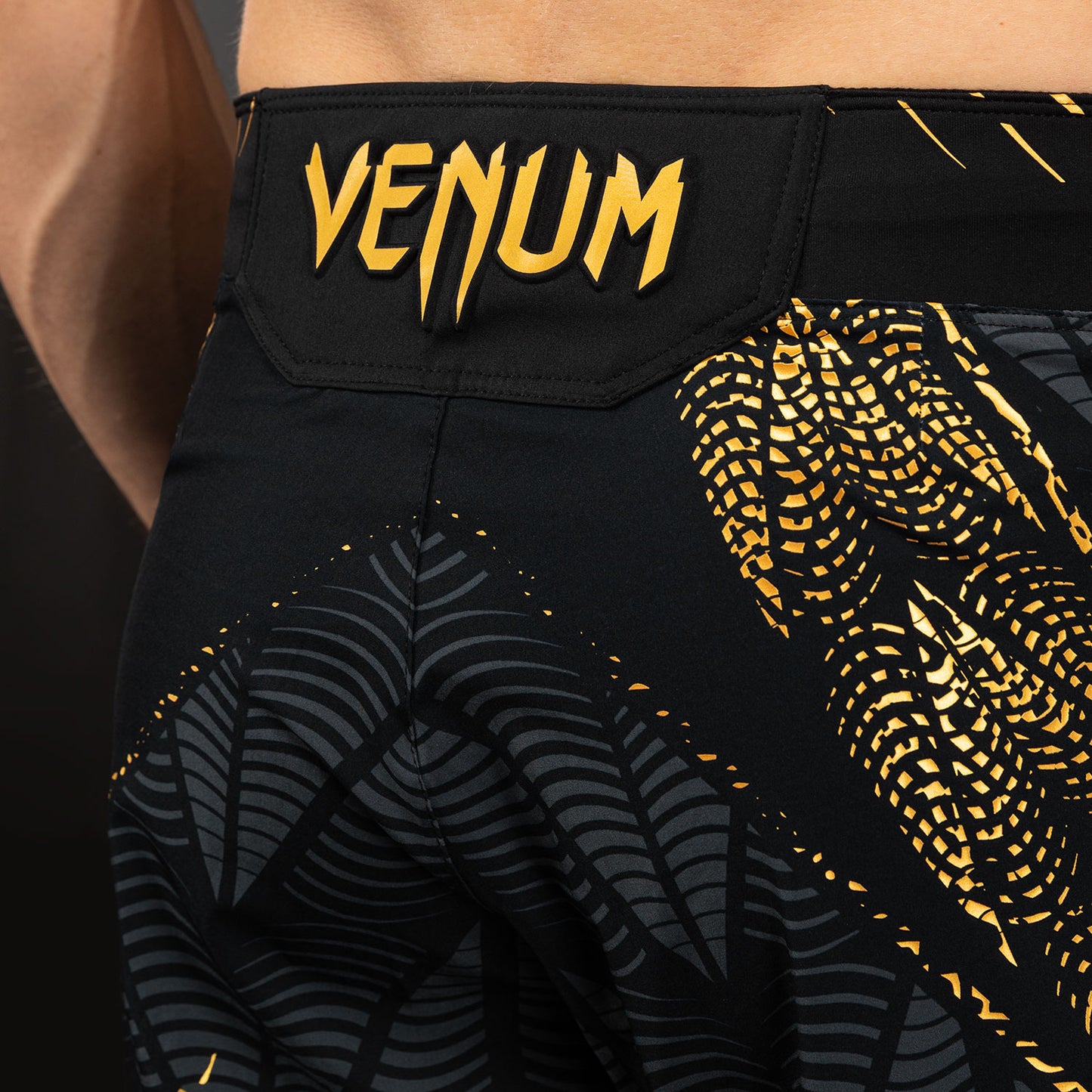 UFC Zenith by Venum Authentic Fight Night Lange Passform Fight Short Herren - Champion
