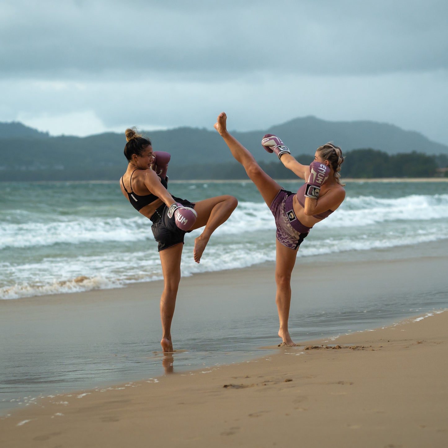 Venum x Kaz Muay-Thai-Shorts – Dämmerungsorchidee