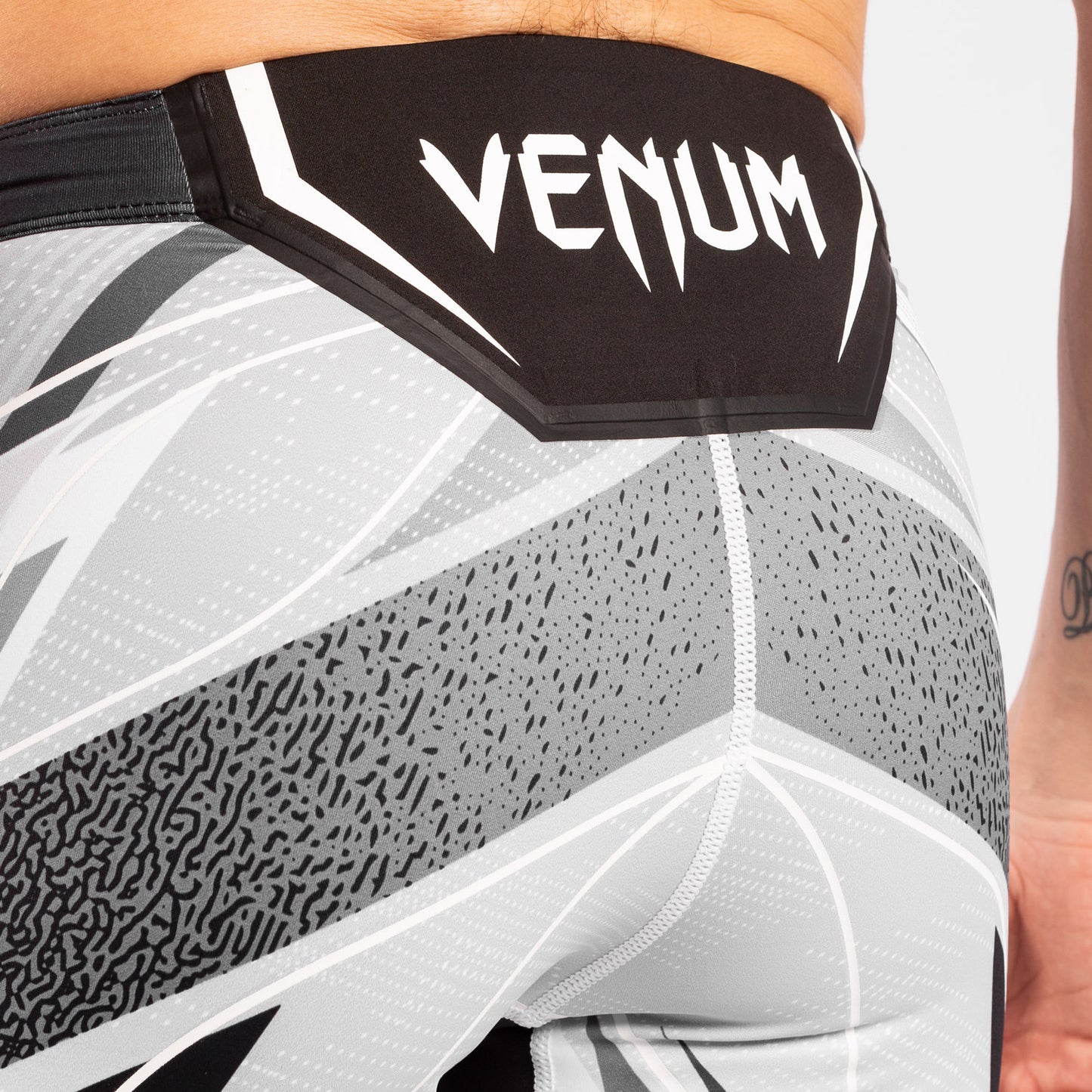 UFC Venum Authentic Fight Night Herren Vale Tudo Shorts - Short Fit - Weiß