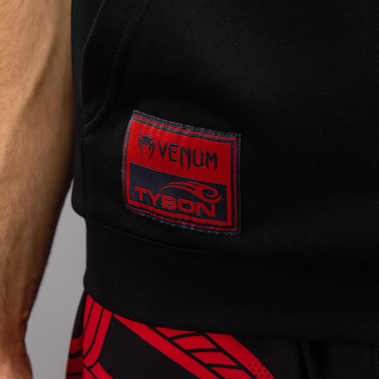 Venum x Mike Tyson Tiger Ärmelloser Hoodie - Tiefschwarz/Intensivrot