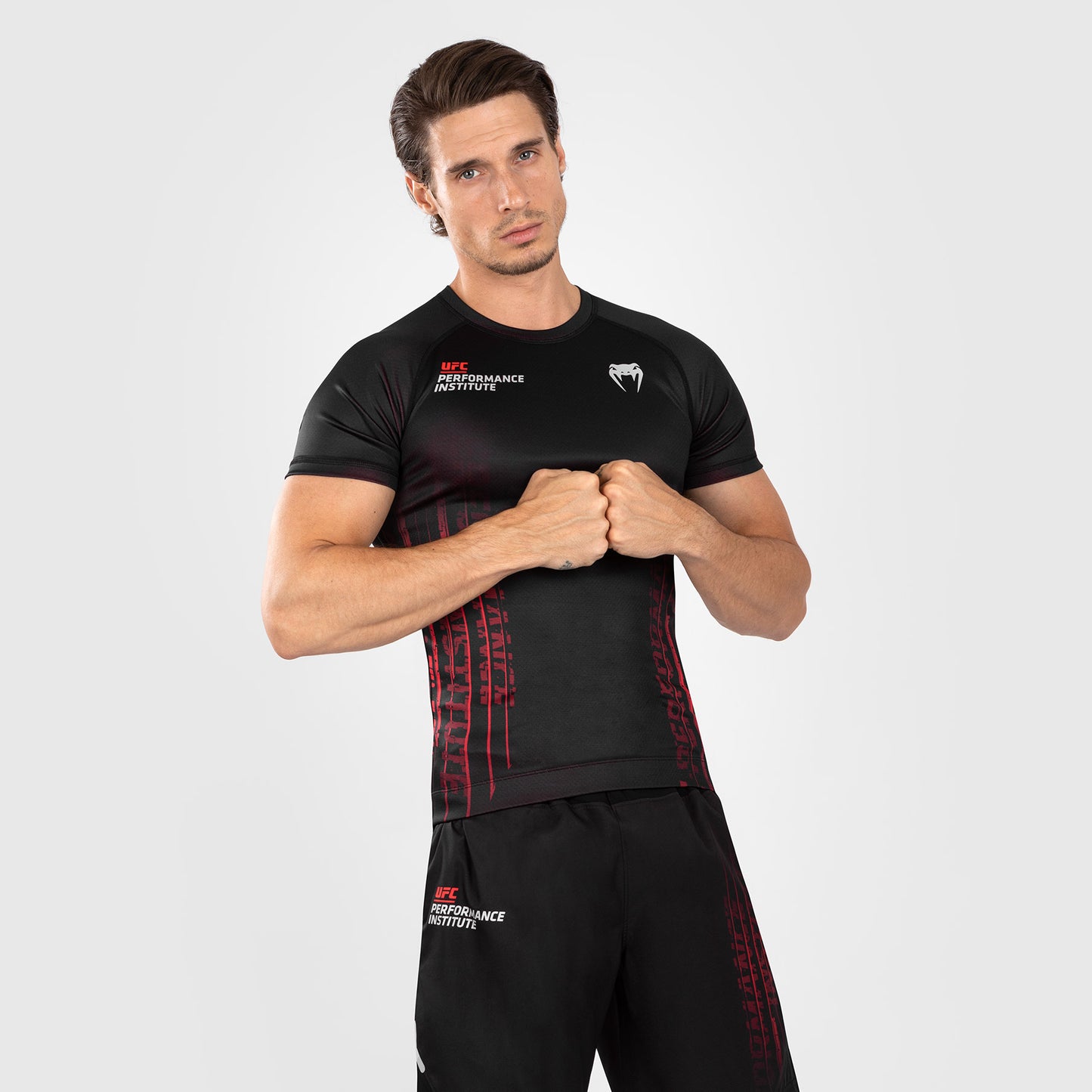 UFC Venum Performance Institute 2.0 Kurzarm-Rashguard für Männer - Schwarz/Rot