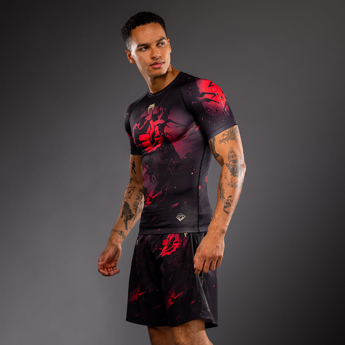 Jujutsu Kaisen x Venum Itadori Kurzarm Rashguard – Schwarz/Rot