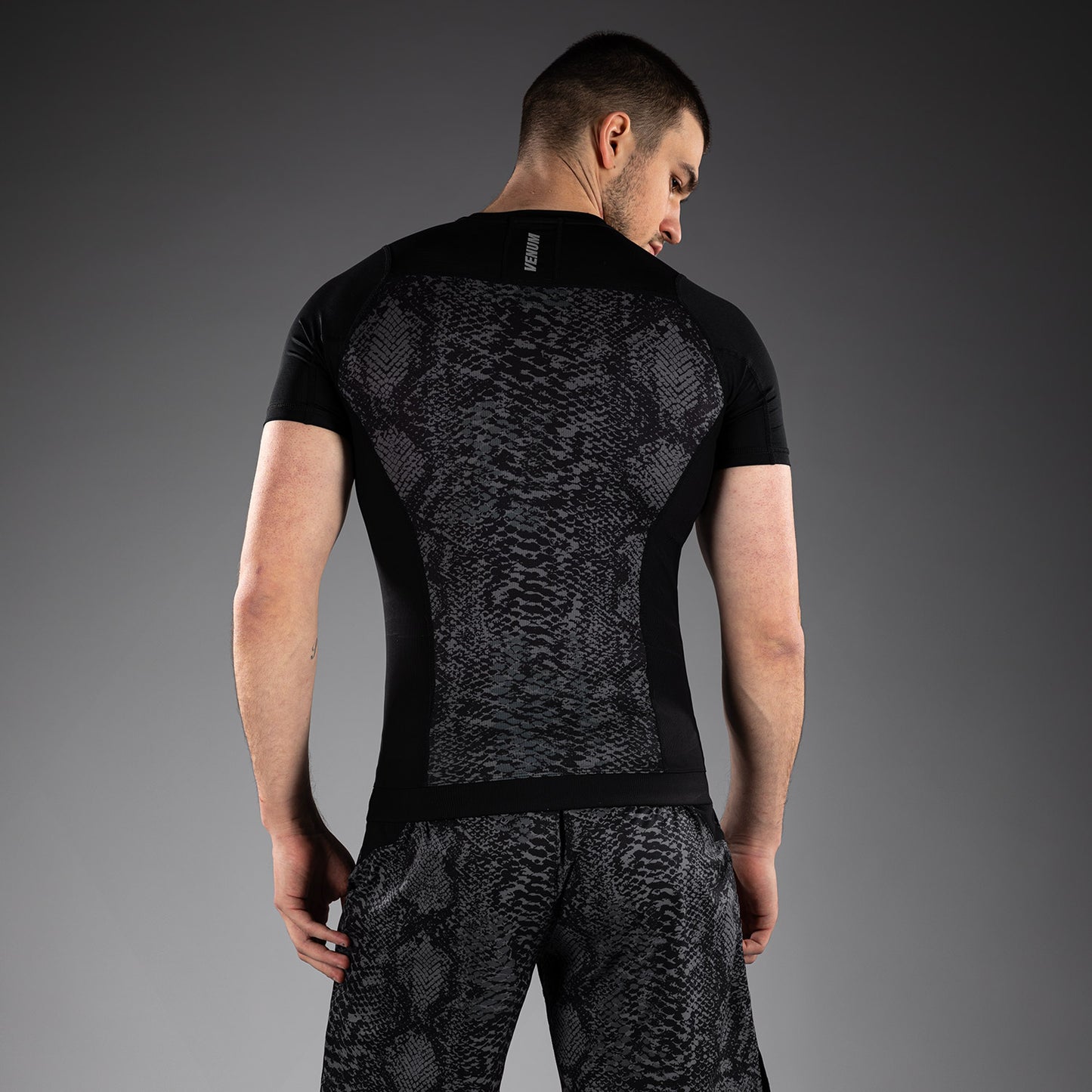 Venum G-Fit Scales Kurzarm Rashguard – Schwarz/Anthrazitgrau