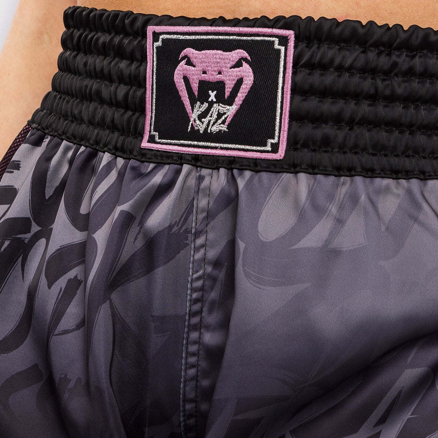 Venum x Kaz Muay Thai Shorts - Schwarz
