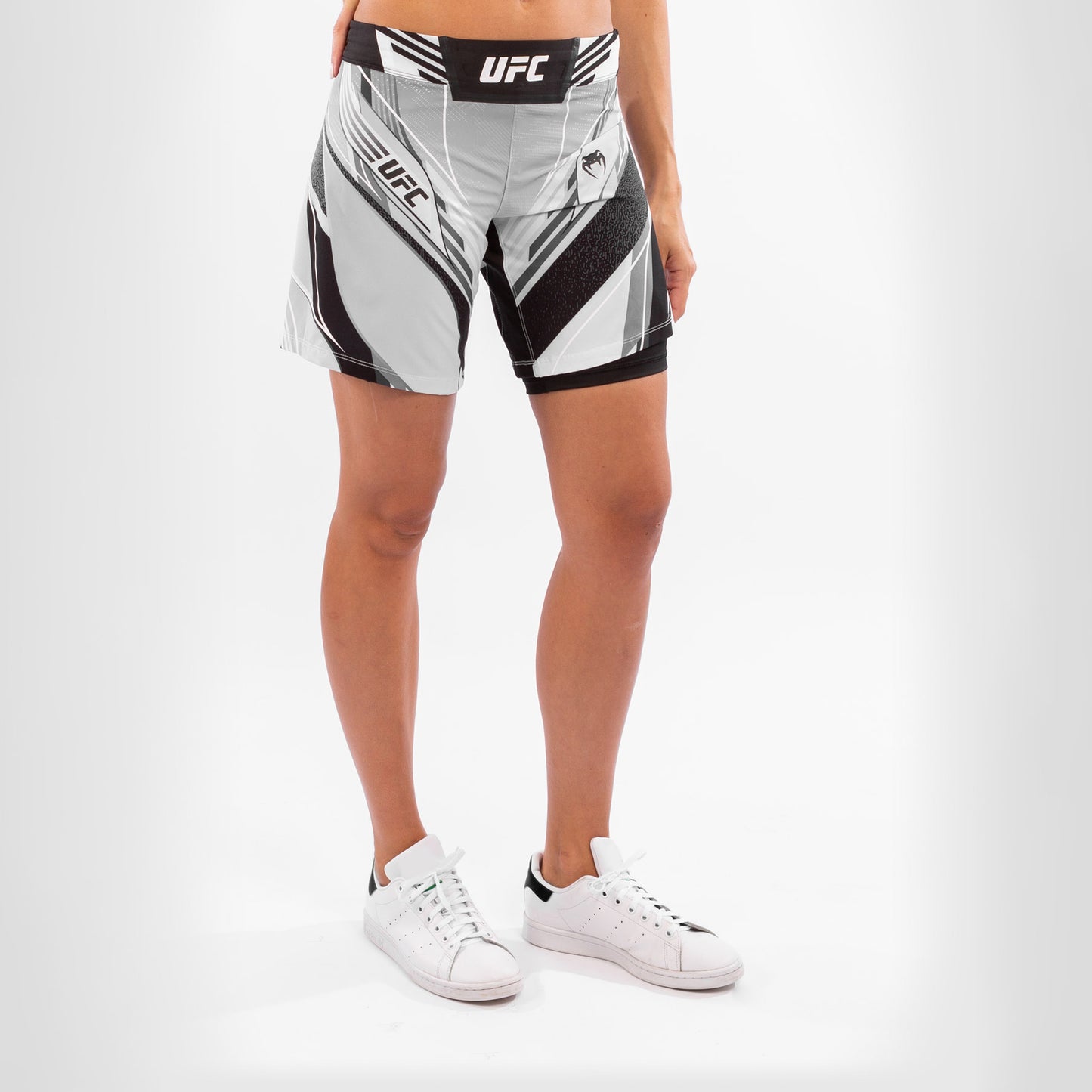 UFC Venum Authentic Fight Night Damen Shorts - Long Fit - Weiß