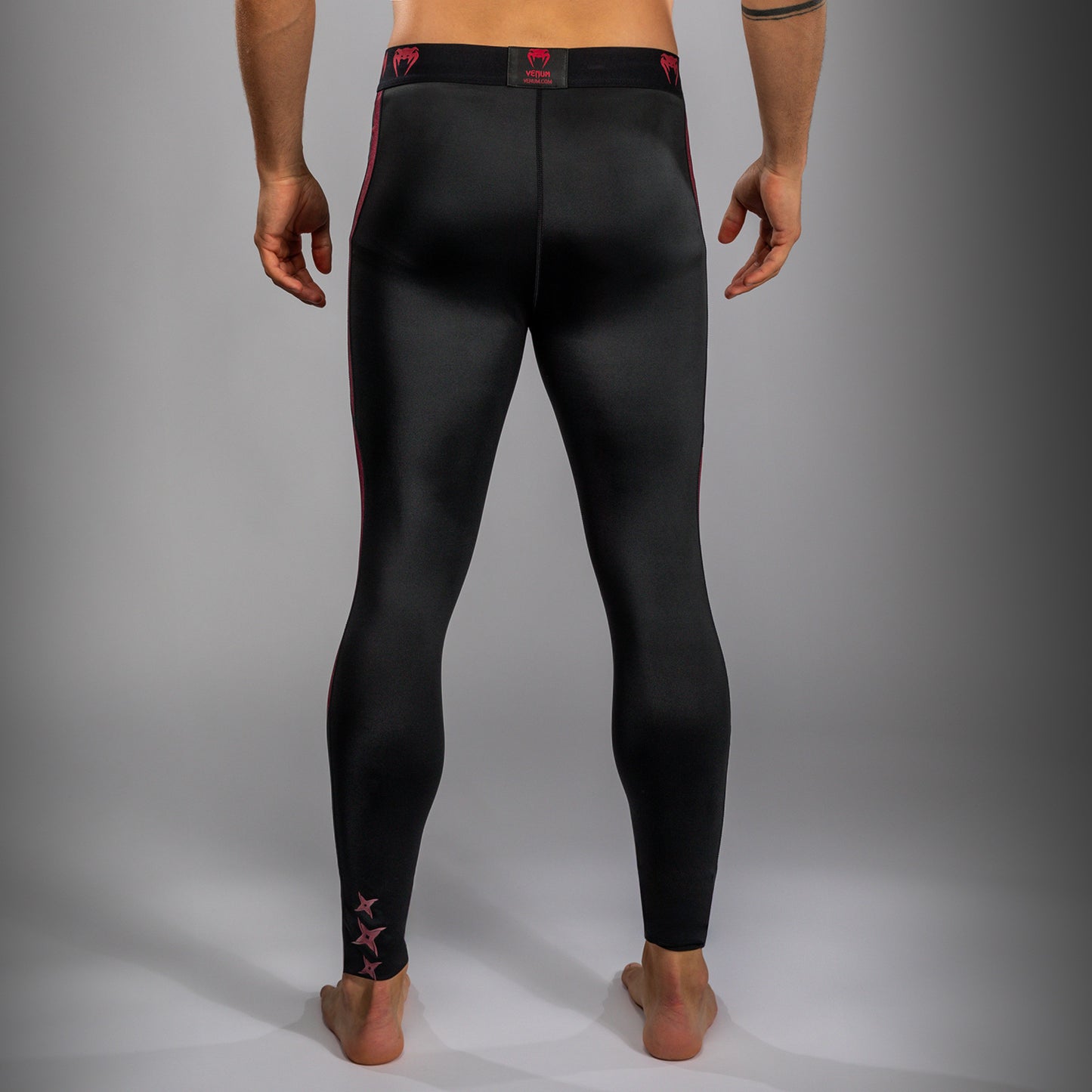 Venum x Assassin’s Creed Shadows Herren Spats - Burgunder/Schwarz