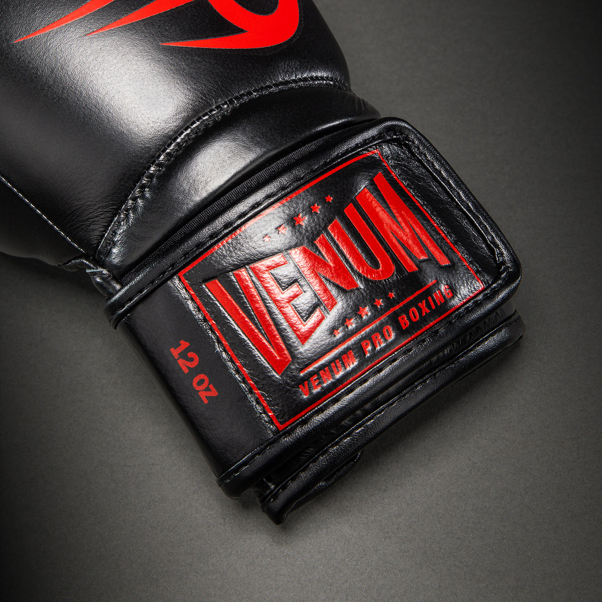 Venum Giant 2.0 Mike Tyson Pro Boxhandschuhe – Schwarz/Rot - Inklusive Kordelzugbeutel