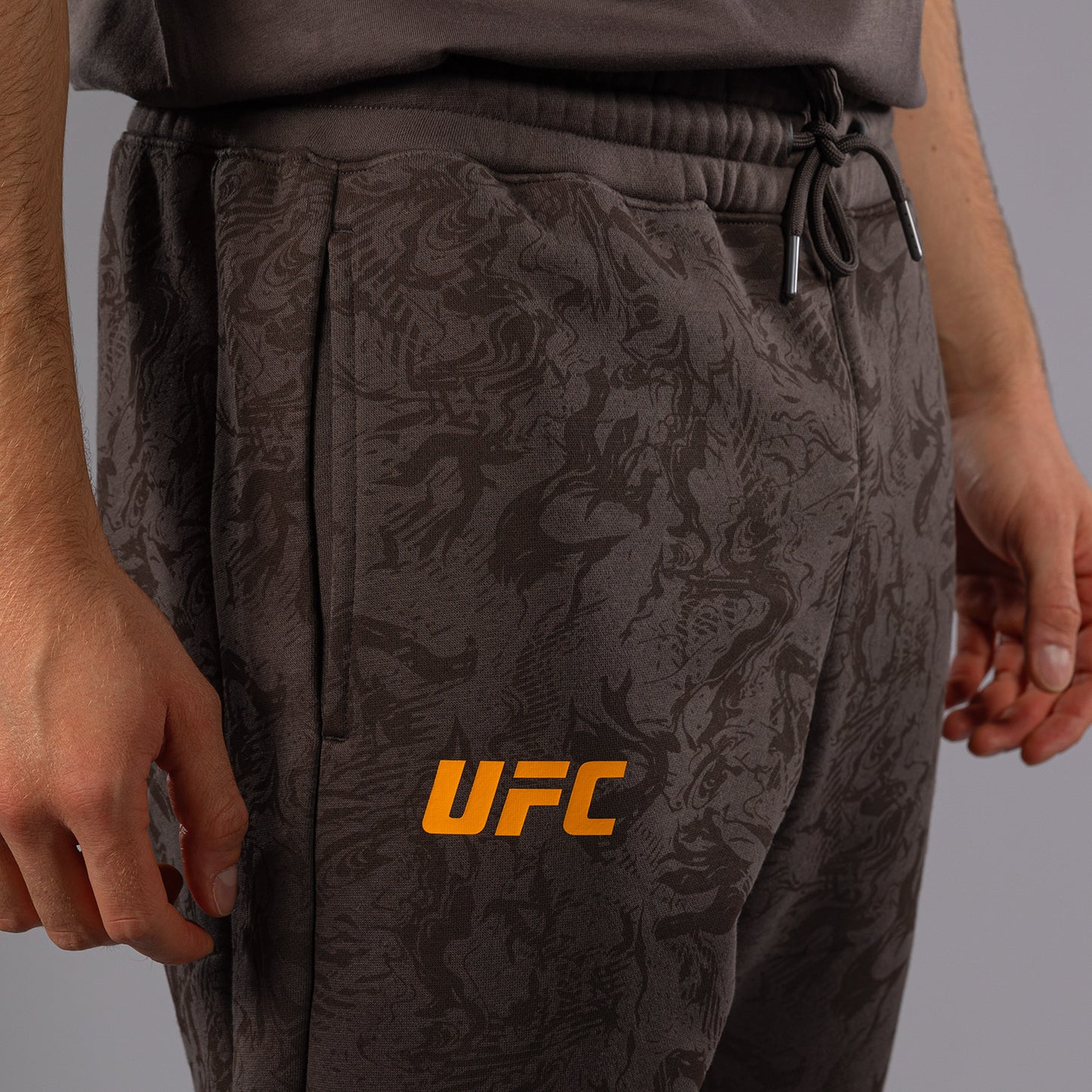 UFC Fusion by Venum Fight Week Herren Baumwollhose - Erdiges Braun