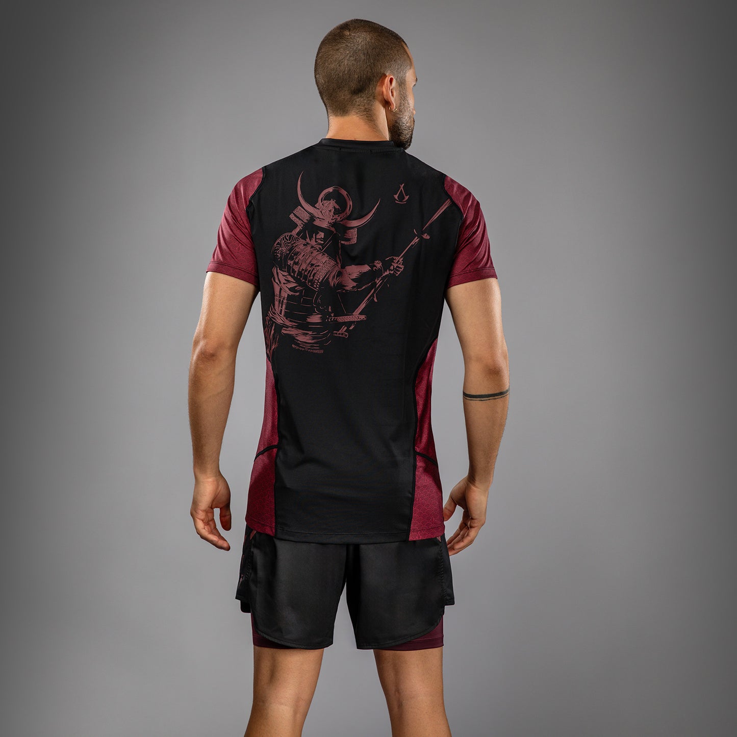 Venum x Assassin’s Creed Shadows Herren Dry-Tech T-Shirt - Burgunder/Schwarz