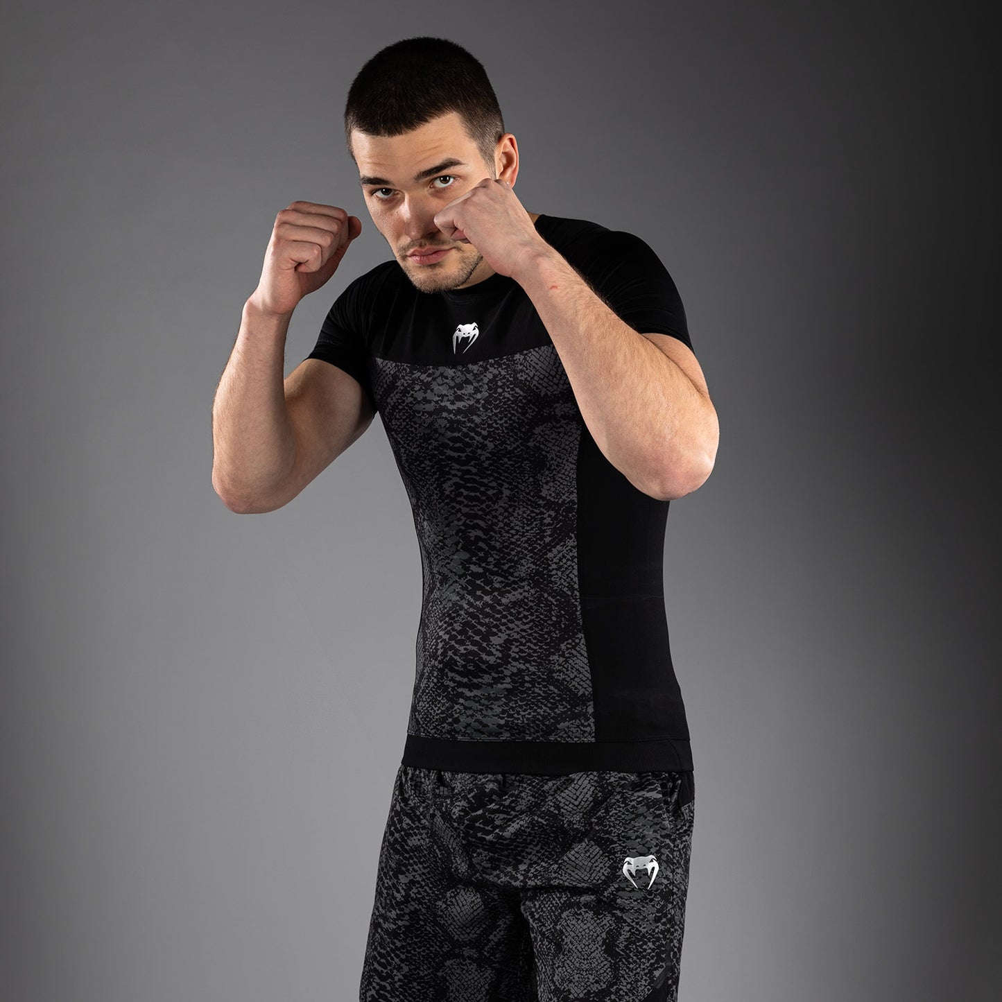 Venum G-Fit Scales Kurzarm Rashguard – Schwarz/Anthrazitgrau