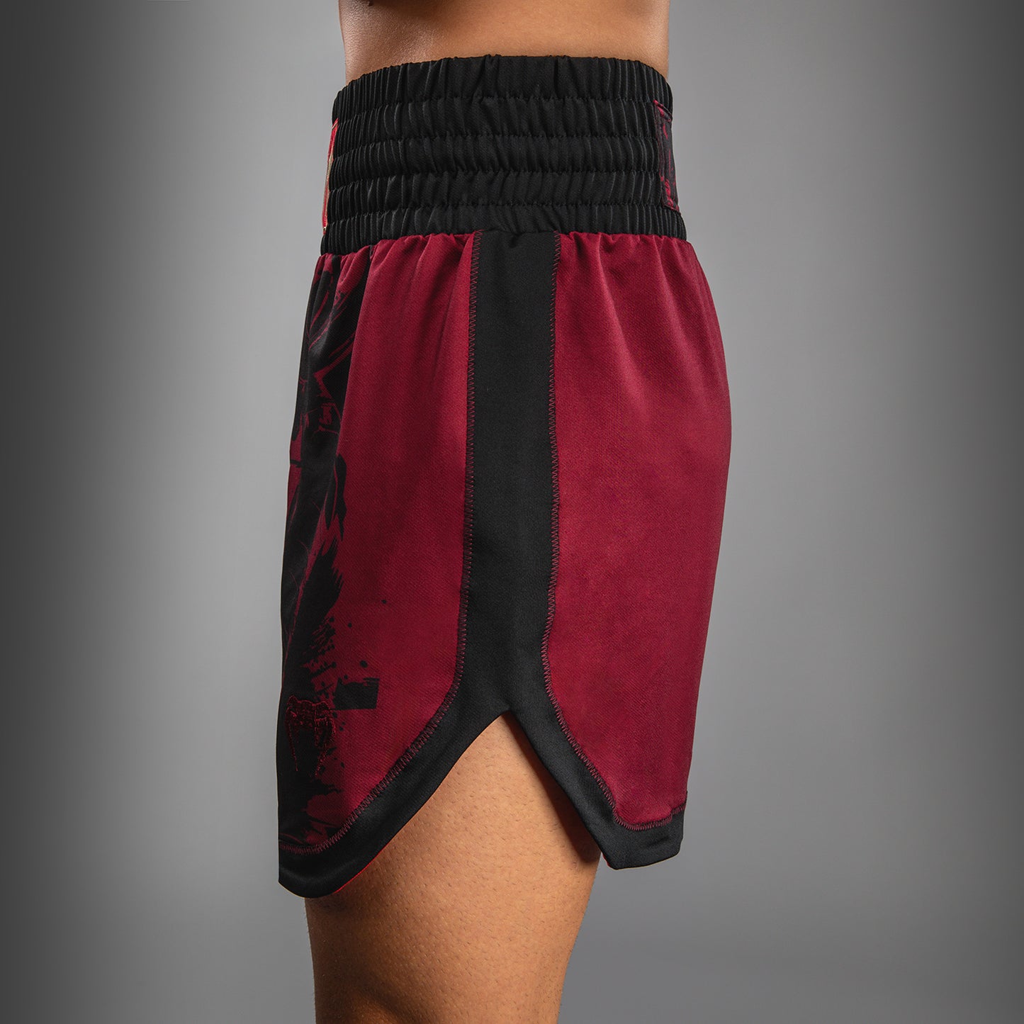 Venum x Assassin’s Creed Shadows Herren Boxershorts - Burgunder/Schwarz