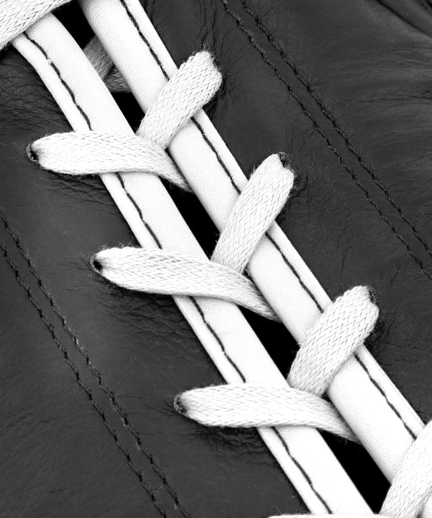 Venum Shield professionelle Boxhandschuhe - MIT SCHNÜRUNG - Schwarz/Weiß