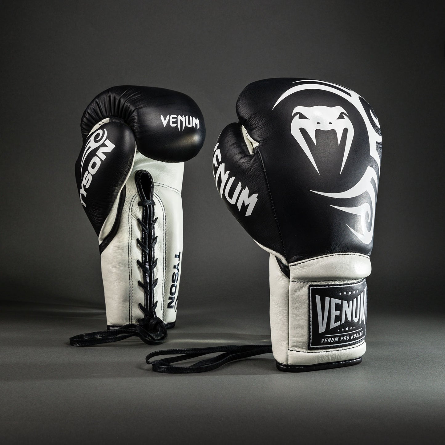 Venum Giant 2.0 Mike Tyson Pro Boxhandschuhe mit Schnürsenkeln - Tiefschwarz/Optisch Weiß