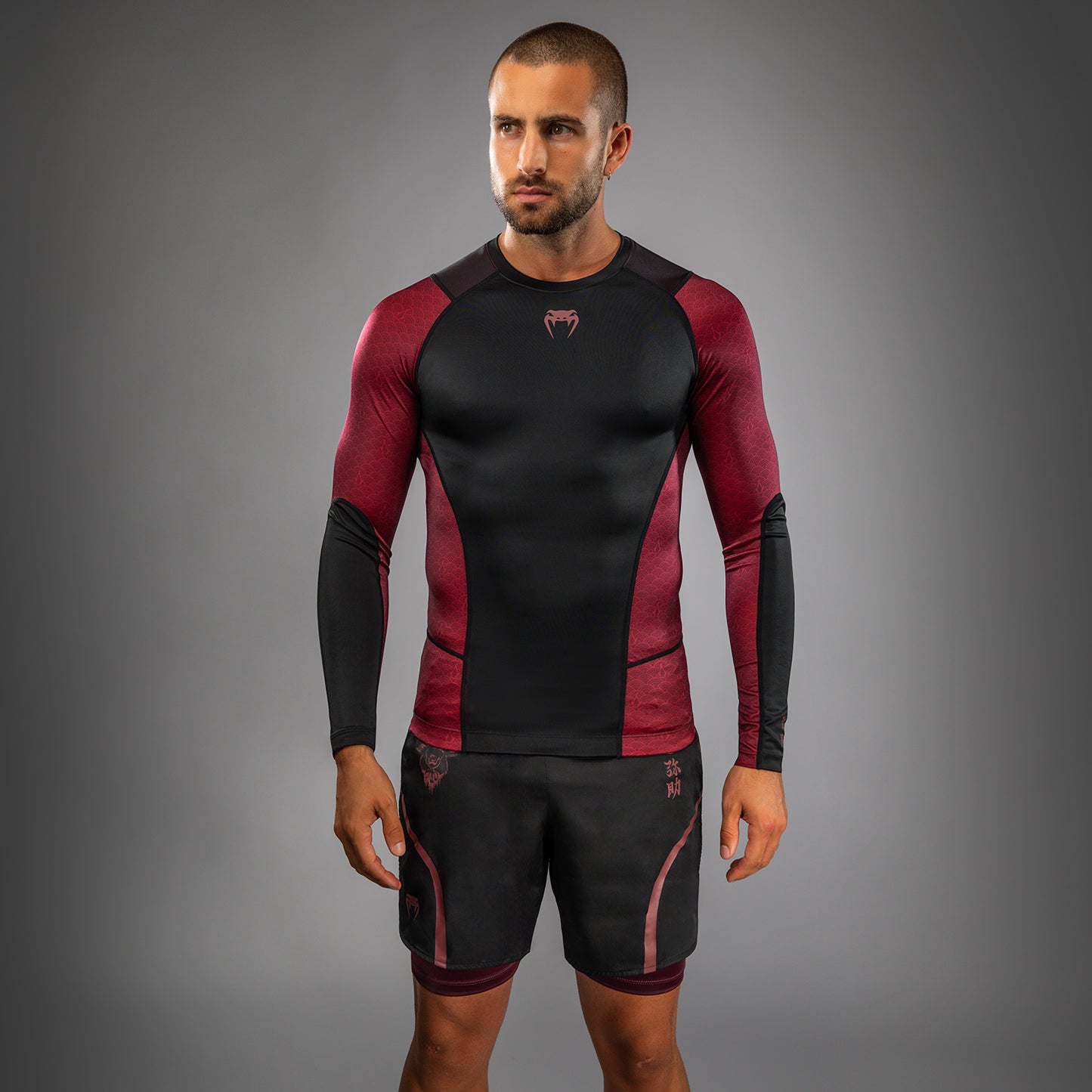 Venum x Assassin’s Creed Shadows Herren Langarm Rashguard - Burgunder/Schwarz