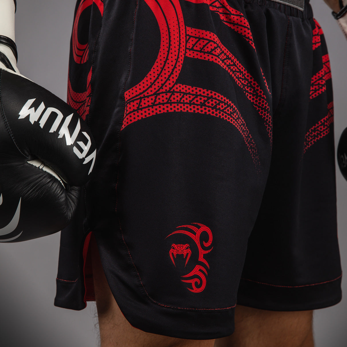 Venum x Mike Tyson Tiger Boxshorts - Tiefschwarz/Intensivrot