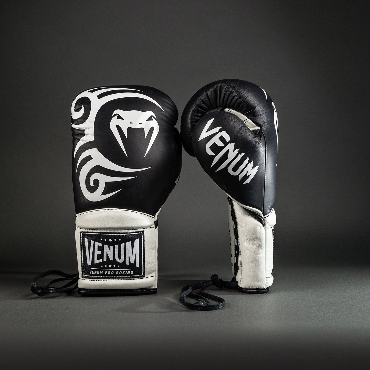 Venum Giant 2.0 Mike Tyson Pro Boxhandschuhe mit Schnürsenkeln - Tiefschwarz/Optisch Weiß