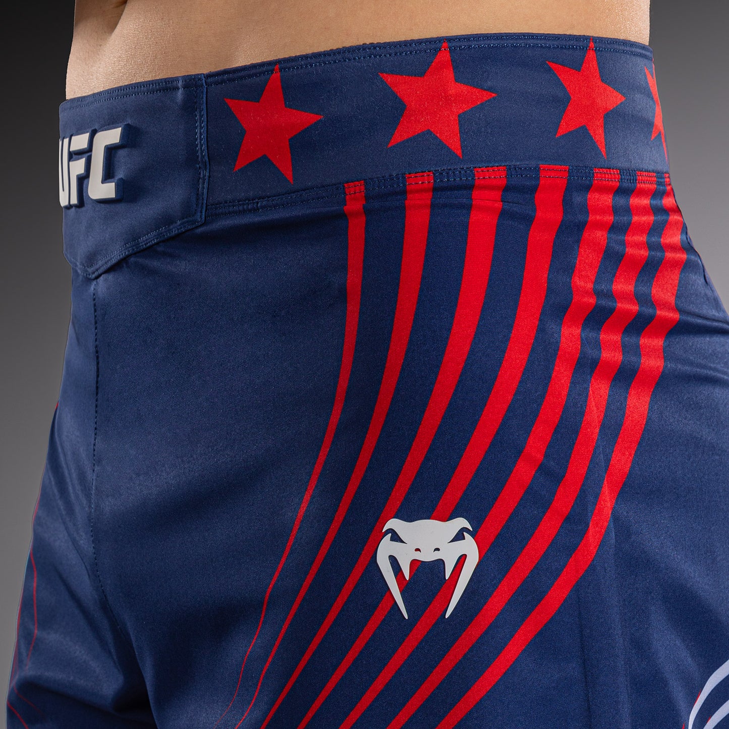 Official UFC Freedom 250 by Venum Authentic Fight Night Fight Shorts im Long Fit für Herren - Blau