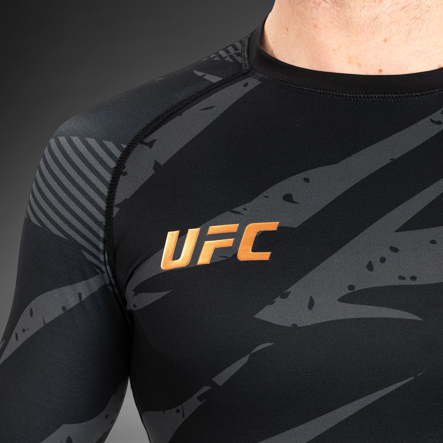 UFC Adrenaline by Venum Fight Week Performance Langärmeliger Rashguard - Urban Camo