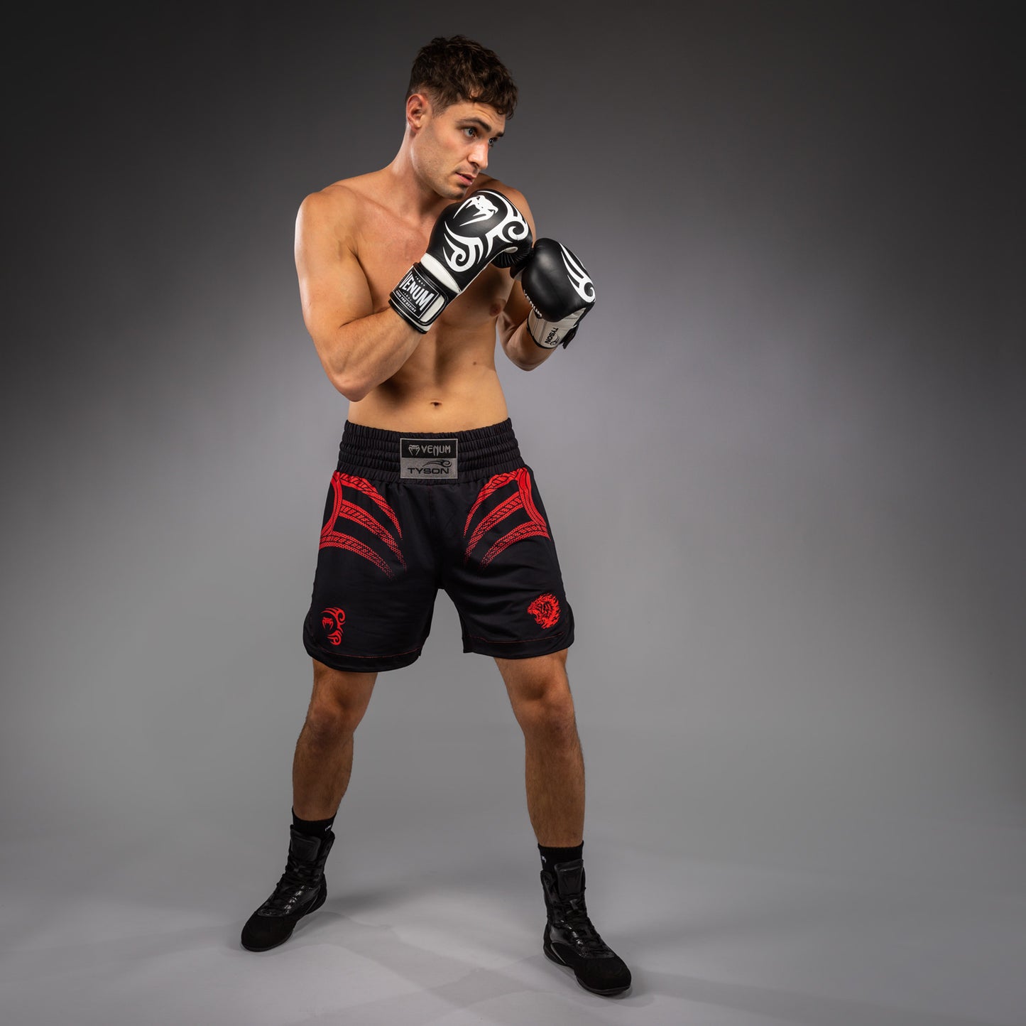 Venum x Mike Tyson Tiger Boxshorts - Tiefschwarz/Intensivrot