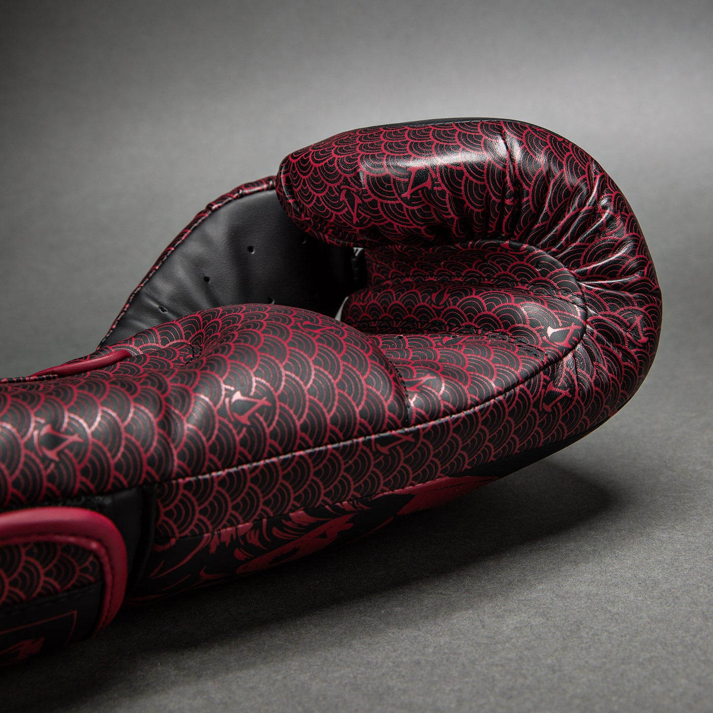 Venum x Assassin’s Creed Shadows Boxhandschuhe - Bordeauxrot/Schwarz