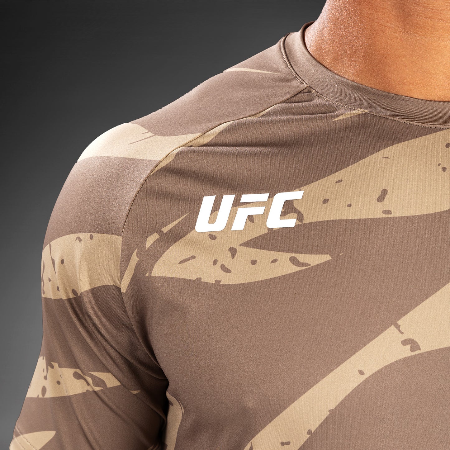 UFC Adrenaline by Venum Fight Week Herren Dry Tech T-Shirt - Desert Camo