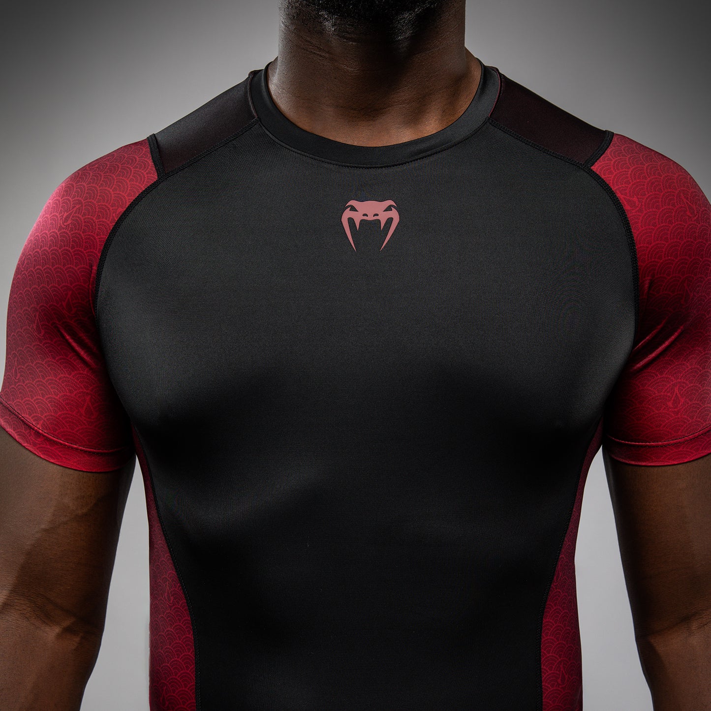 Venum x Assassin’s Creed Shadows Herren Kurzarm Rashguard - Burgunder/Schwarz