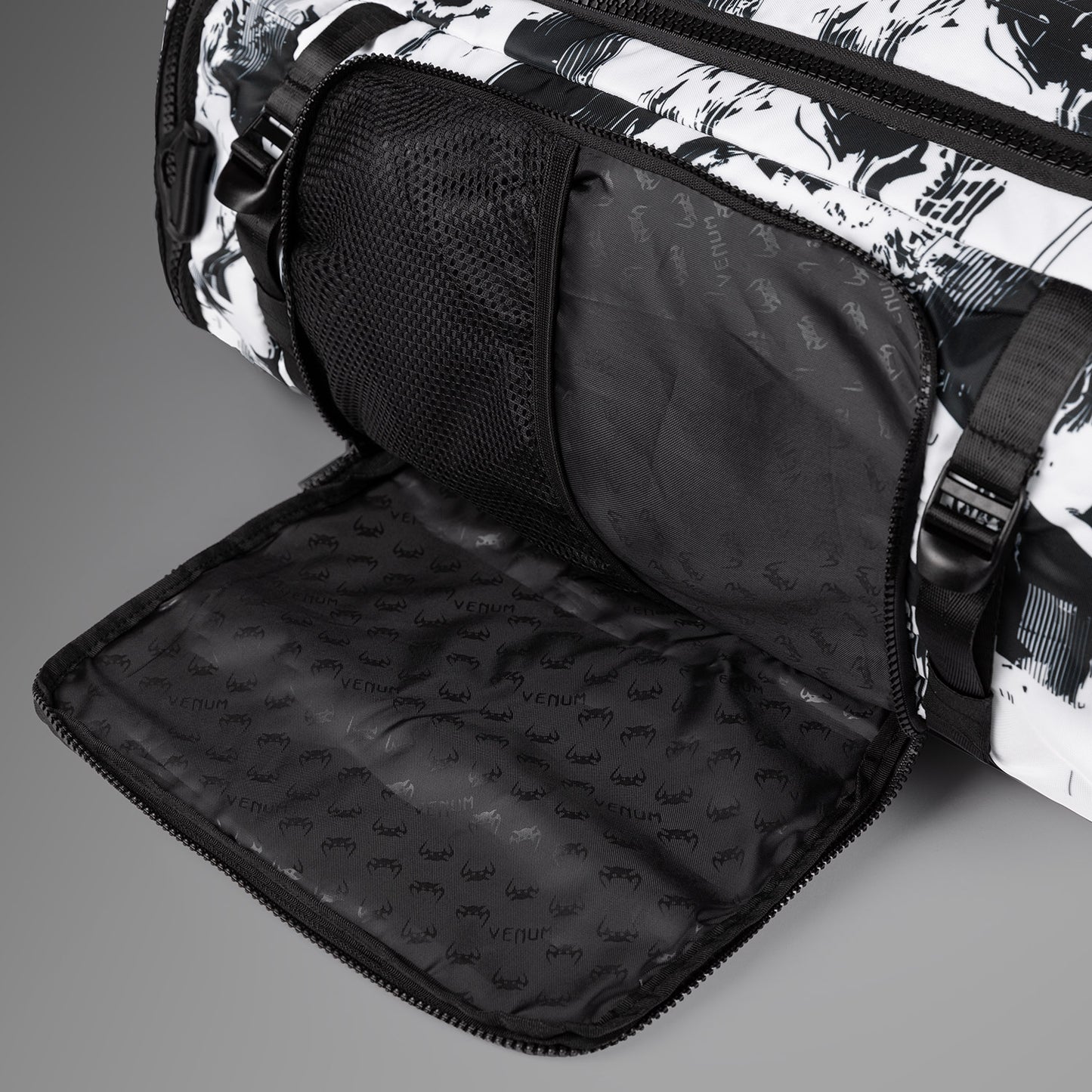 UFC Zenith by Venum Authentic Fight Week Sporttasche - Weiß