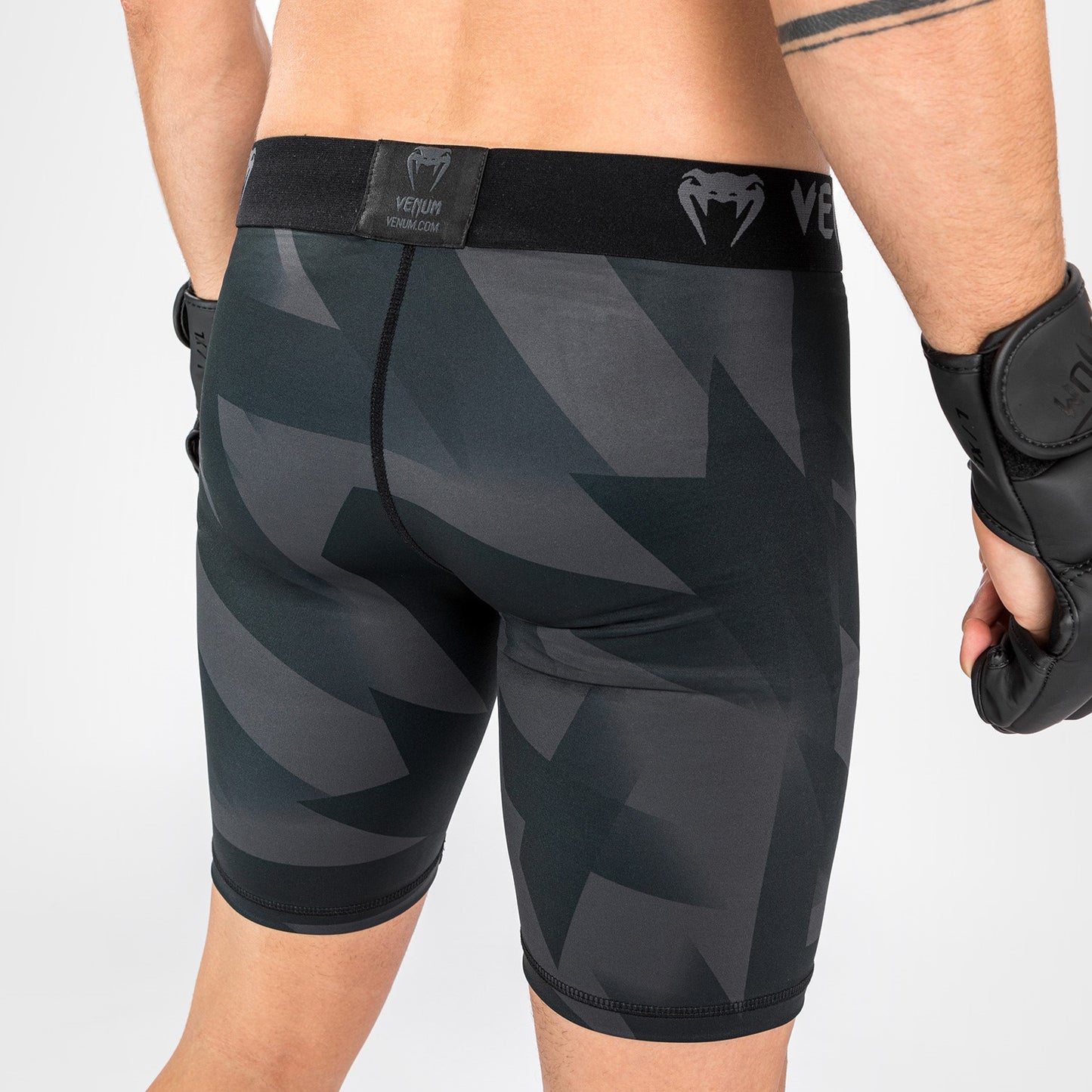 Vale Tudo Venum Razor Shorts - Schwarz/Gold