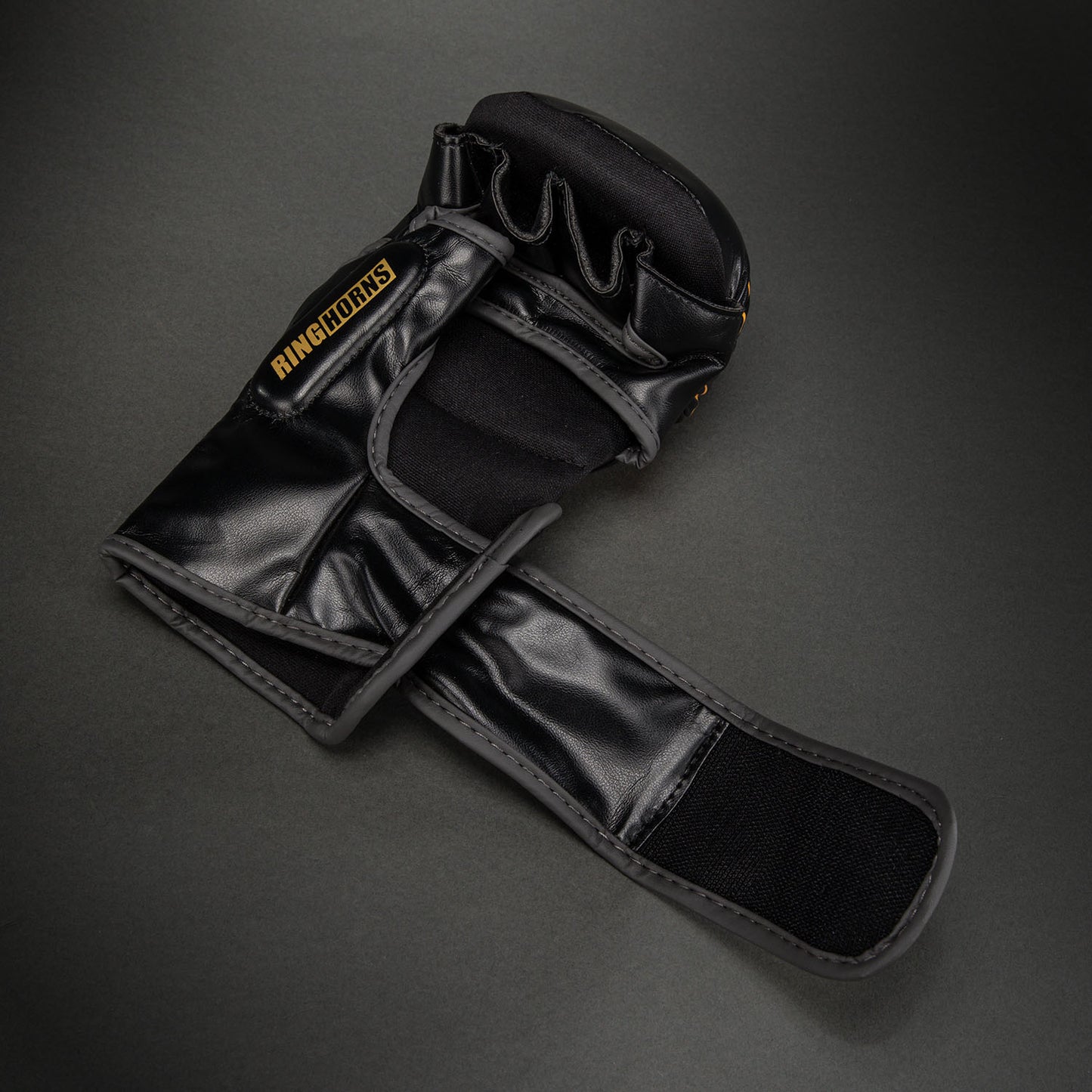 Ringhorns Charger by Venum MMA-Sparringhandschuhe - Schwarz/Gold