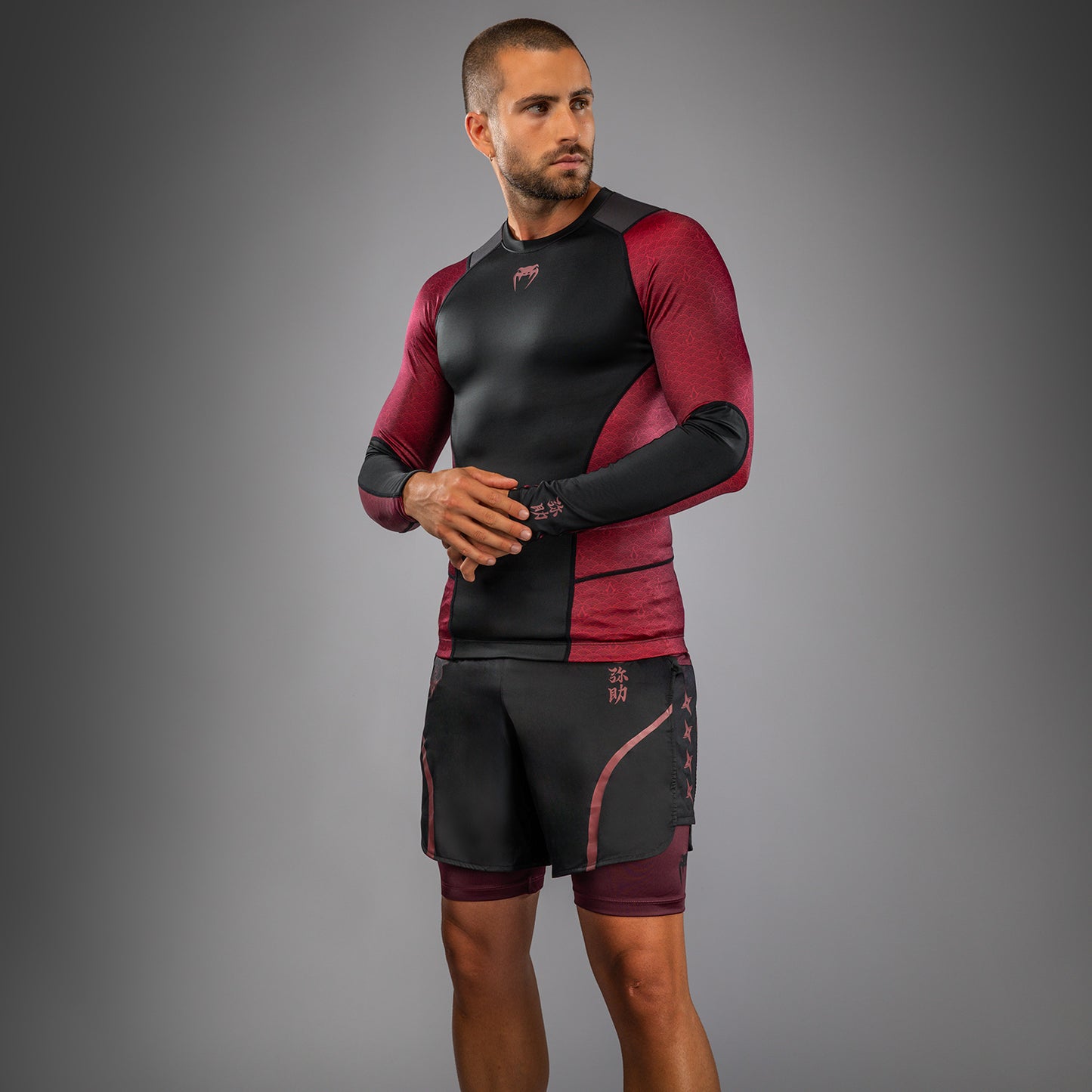 Venum x Assassin’s Creed Shadows Herren Langarm Rashguard - Burgunder/Schwarz