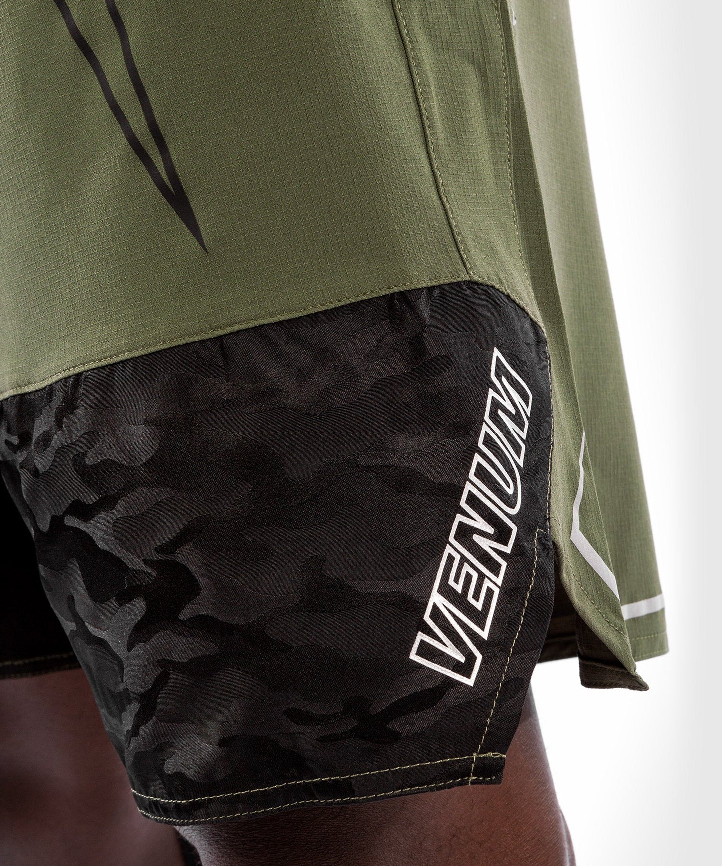 Fightshorts Venum LIGHT 4.0 - Khaki/Silber