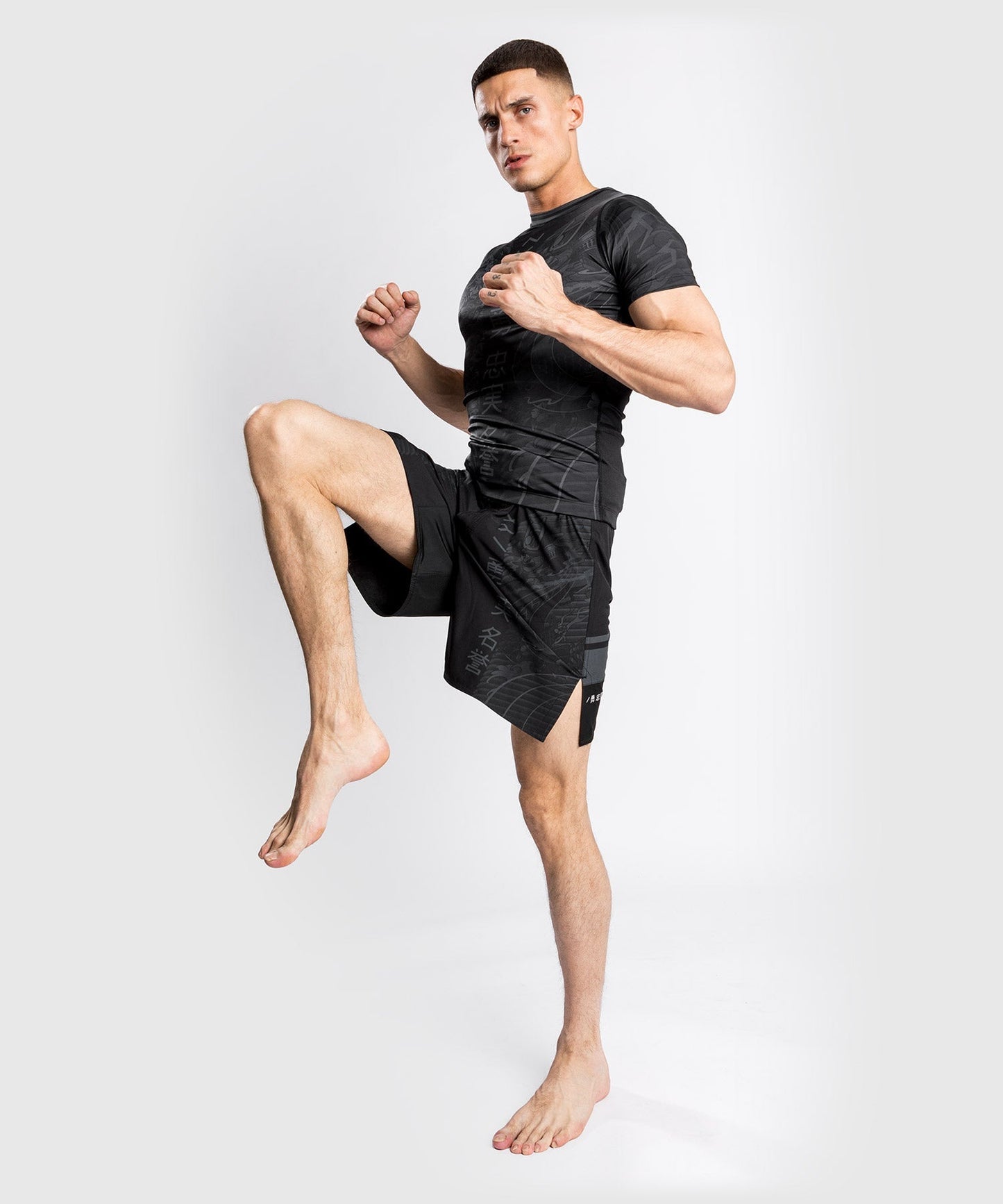 Venum YKZ21 Fightshort – Schwarz/Schwarz