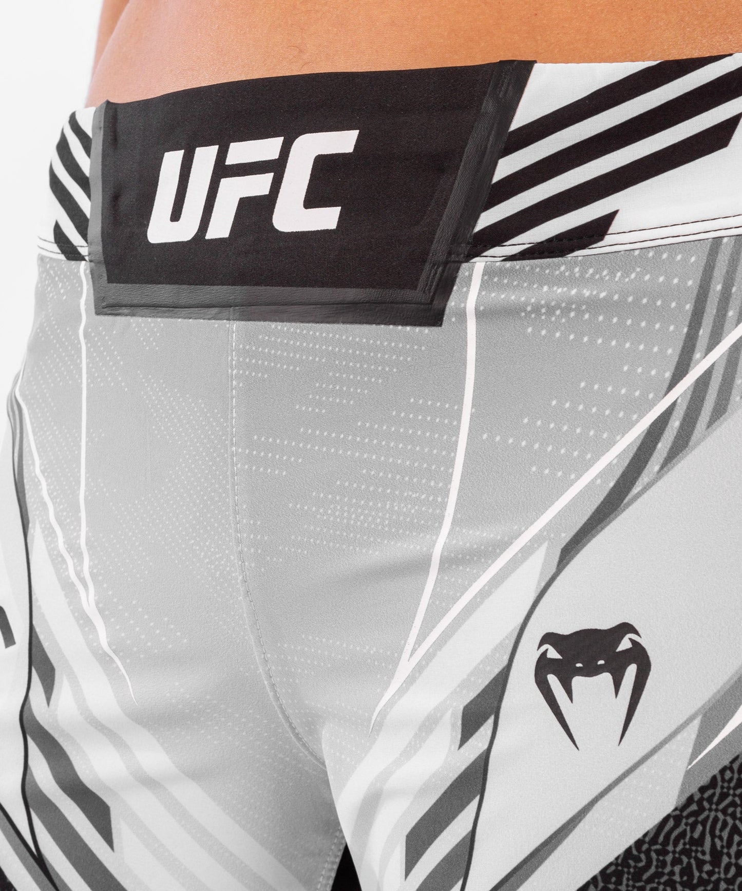 UFC Venum Authentic Fight Night Damen Shorts - Long Fit - Weiß