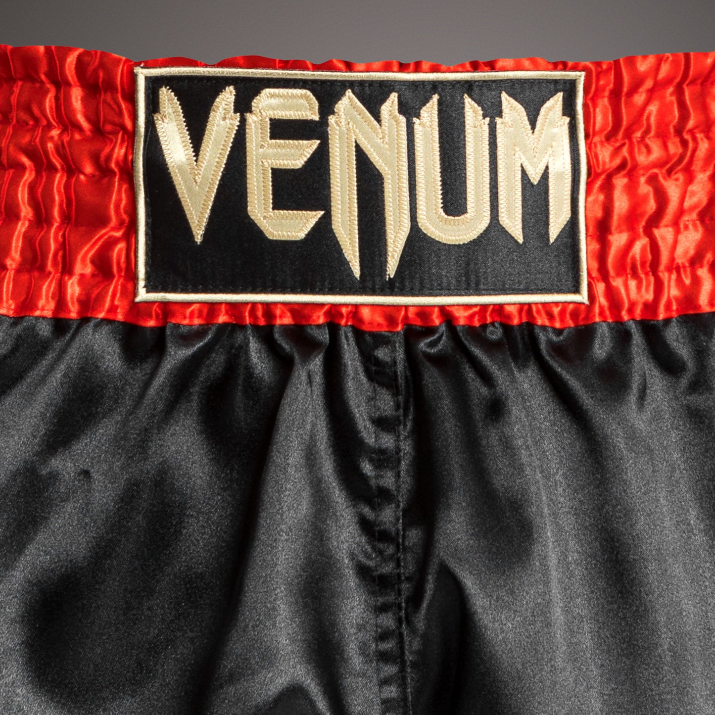 Venum Classic Muay Thaï Short Rot/Schwarz/Gold