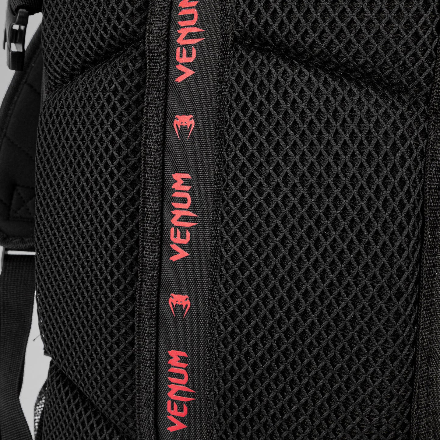 Venum Challenger Pro Evo Rucksack (20-25L) – Schwarz/Rot