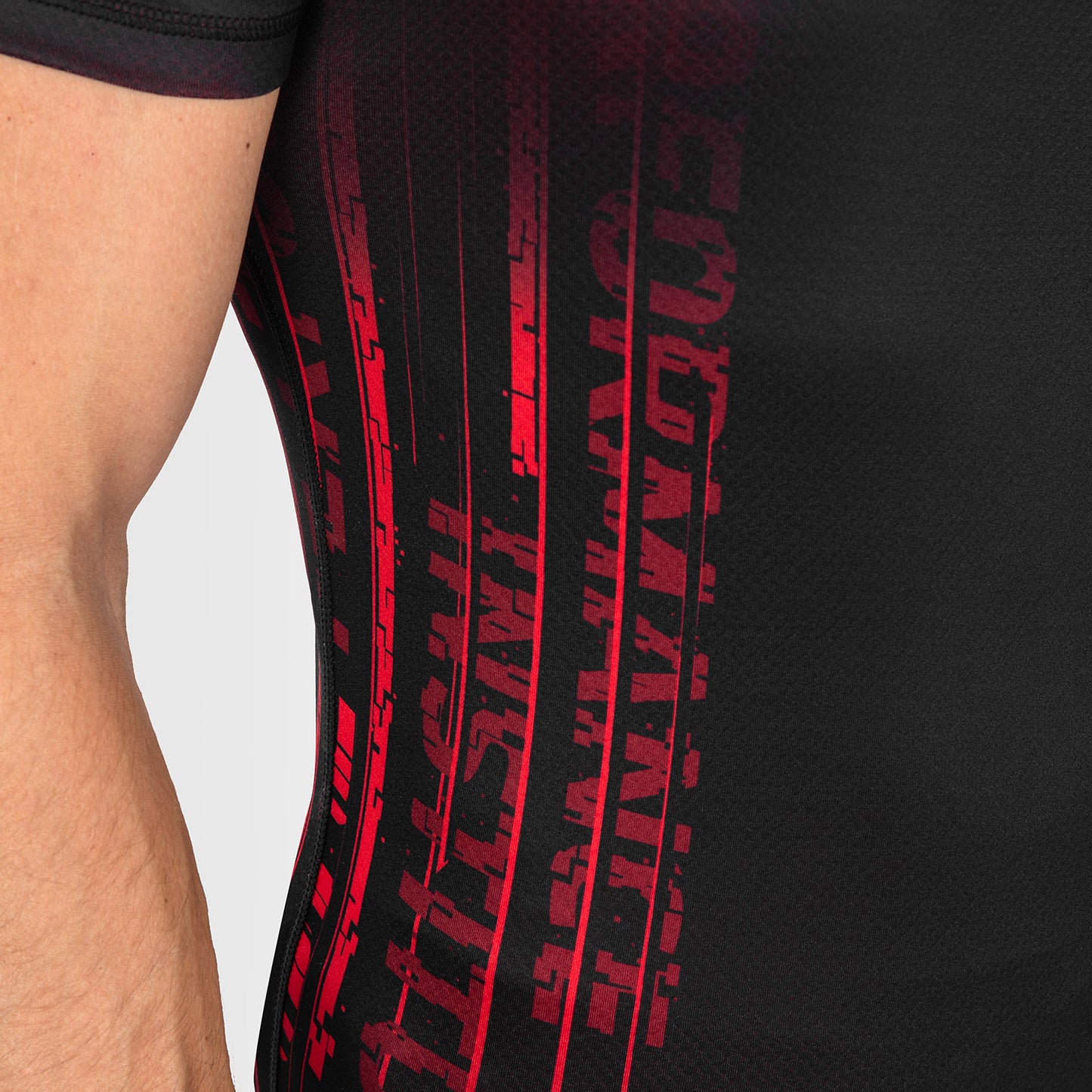 UFC Venum Performance Institute 2.0 Kurzarm-Rashguard für Männer - Schwarz/Rot