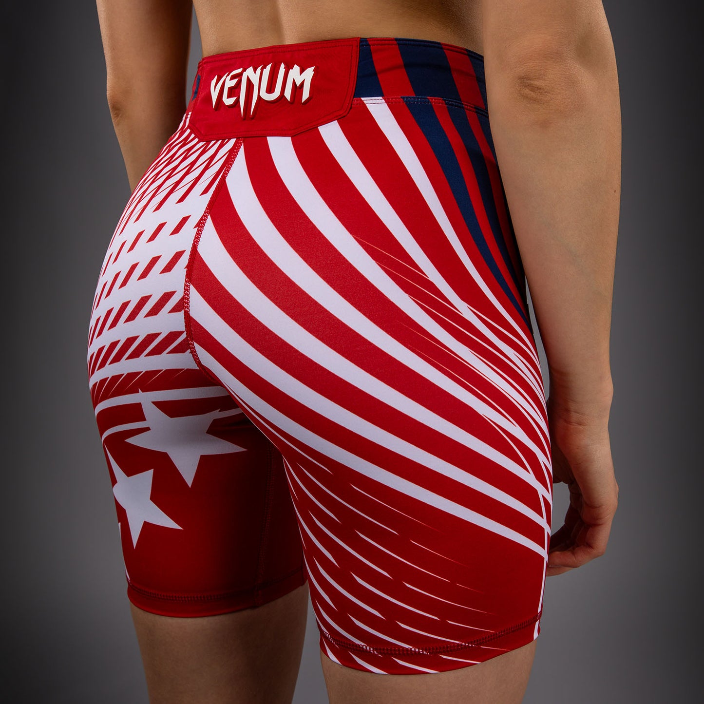 Official UFC Freedom 250 by Venum Authentic Vale Tudo Shorts im Long Fit für Damen - Rot