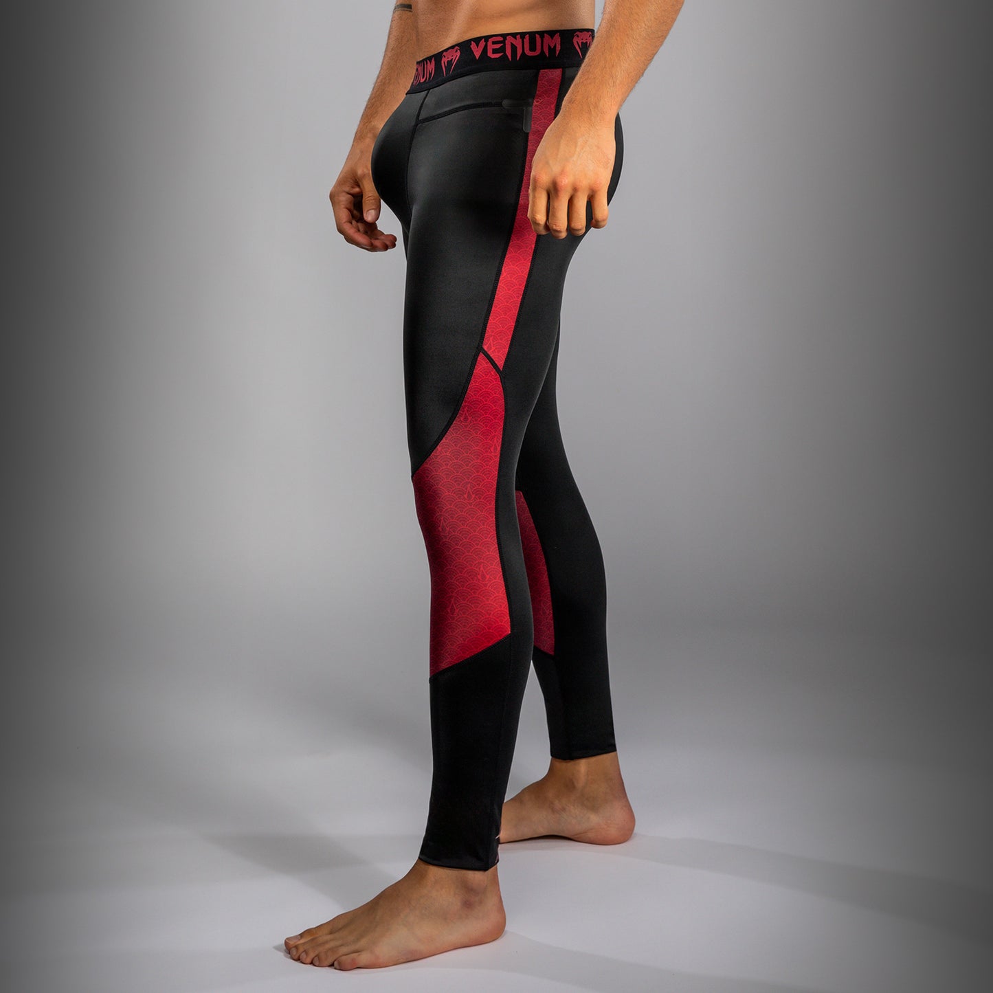 Venum x Assassin’s Creed Shadows Herren Spats - Burgunder/Schwarz
