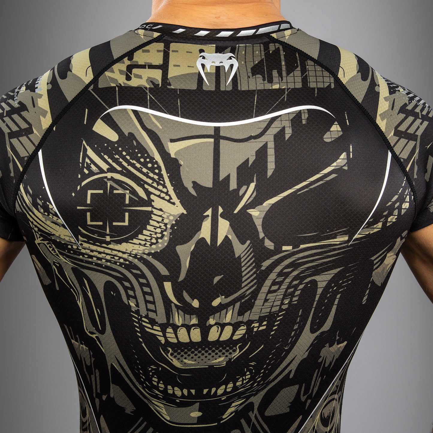 Venum Invader Kurzarm Rashguard - Schwarz/Sand