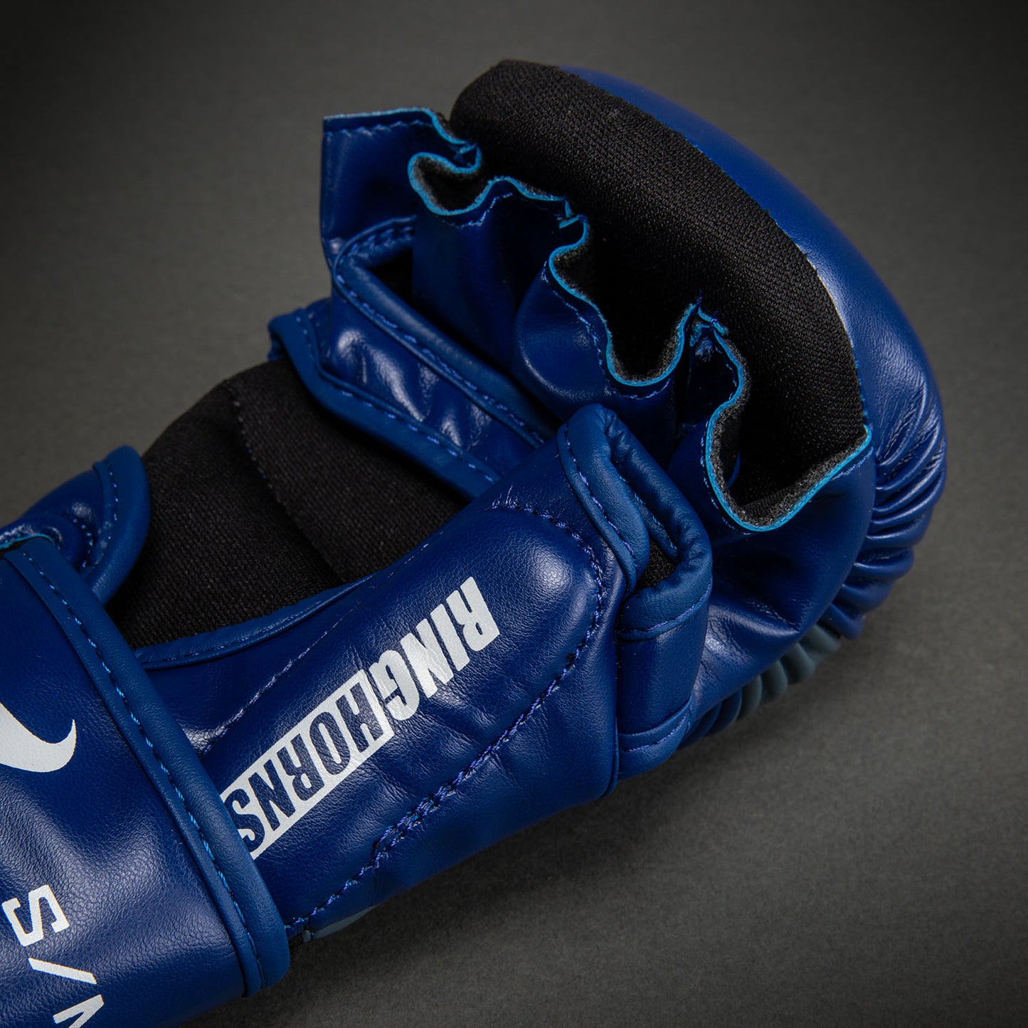 Ringhorns Charger by Venum MMA-Sparringhandschuhe - Marineblau/Rot