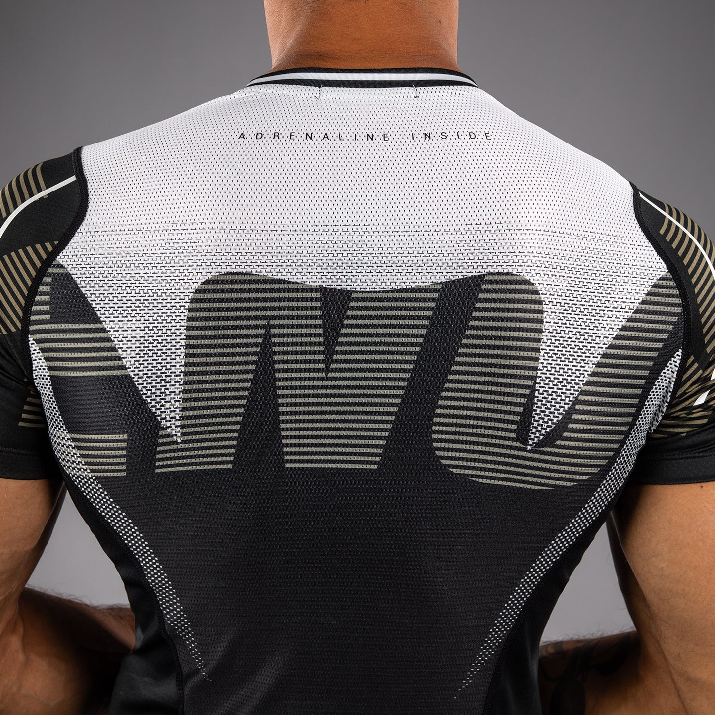 Venum Adrenaline Kurzarm Rashguard – Schwarz/Sand