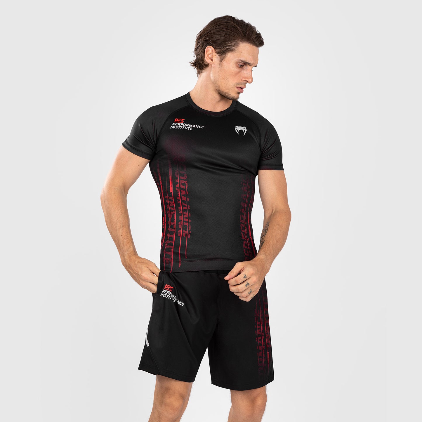 UFC Venum Performance Institute 2.0 Kurzarm-Rashguard für Männer - Schwarz/Rot