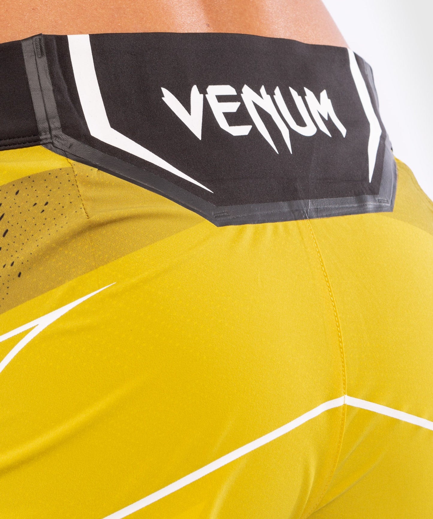 UFC Venum Authentic Fight Night Damen Shorts - Short Fit - Gelb