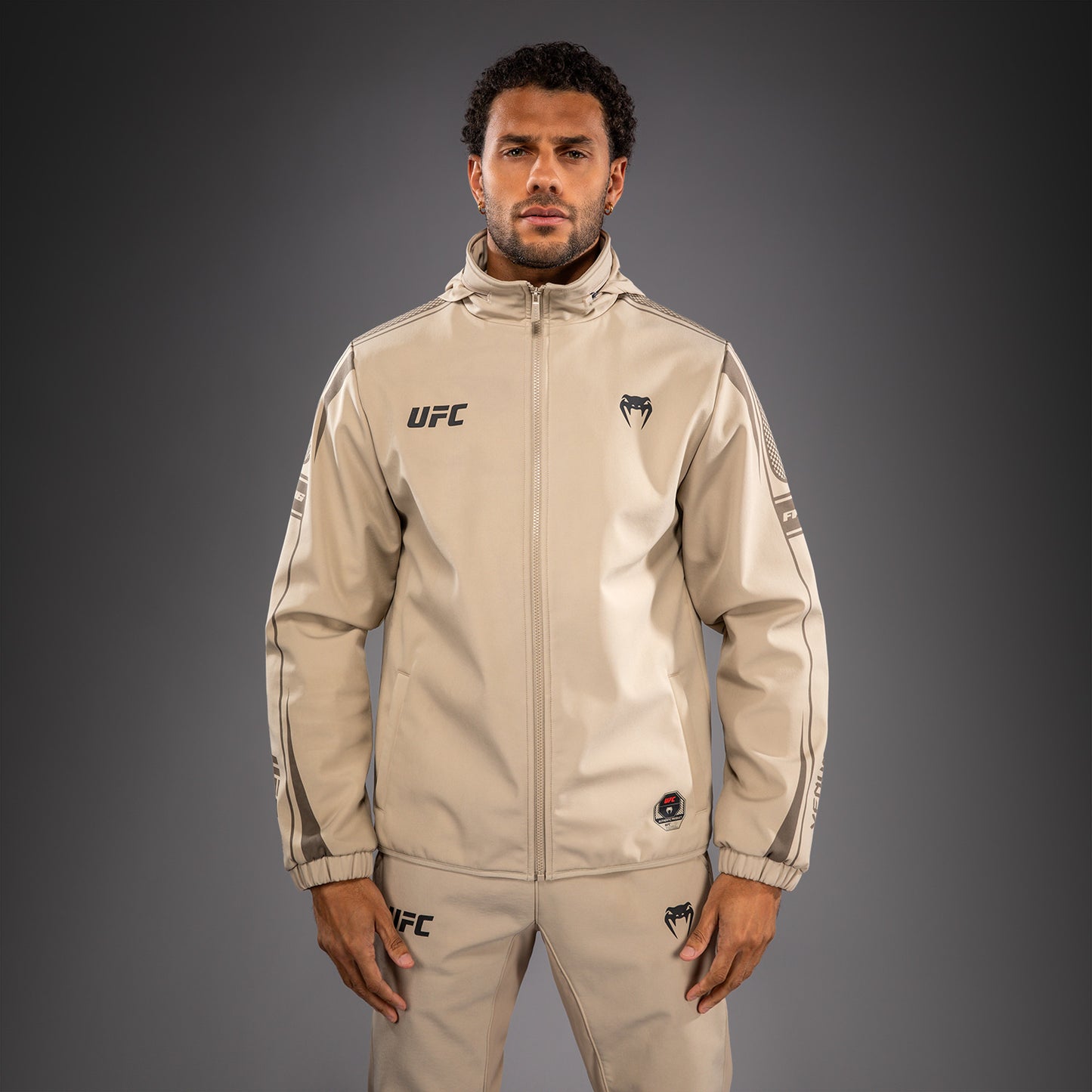 Venum UFC Unity by Venum Authentic Fight Week Herren-Kapuzenjacke mit Reißverschluss - Sand