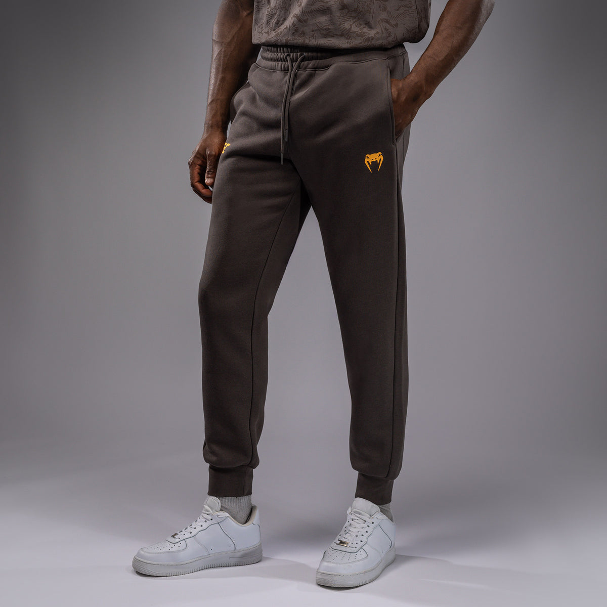 UFC Fusion by Venum Fight Week Herren Baumwollhose - Solid Erdiges Braun