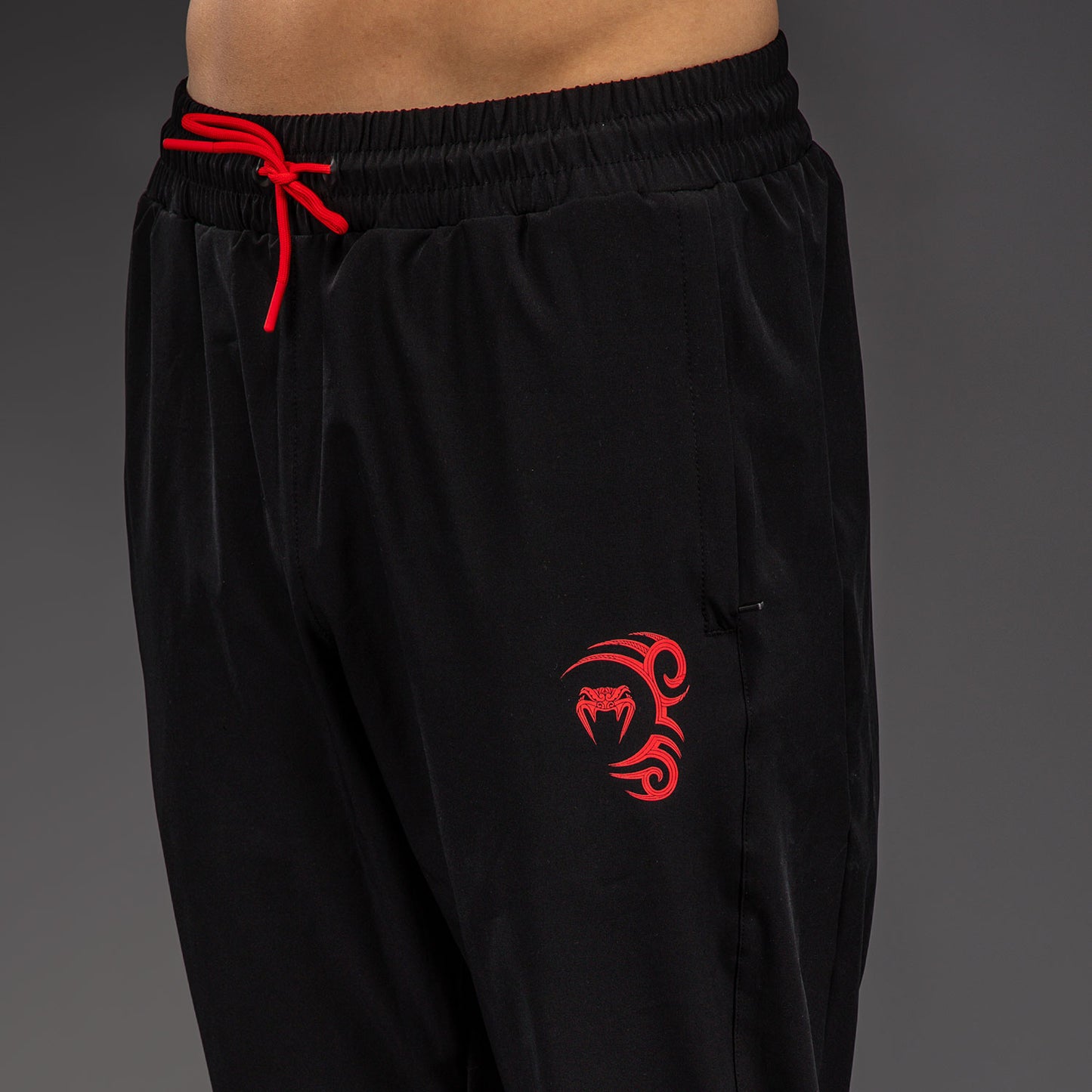 Venum x Mike Tyson Tiger Jogginghosen - Tiefschwarz/Intensivrot